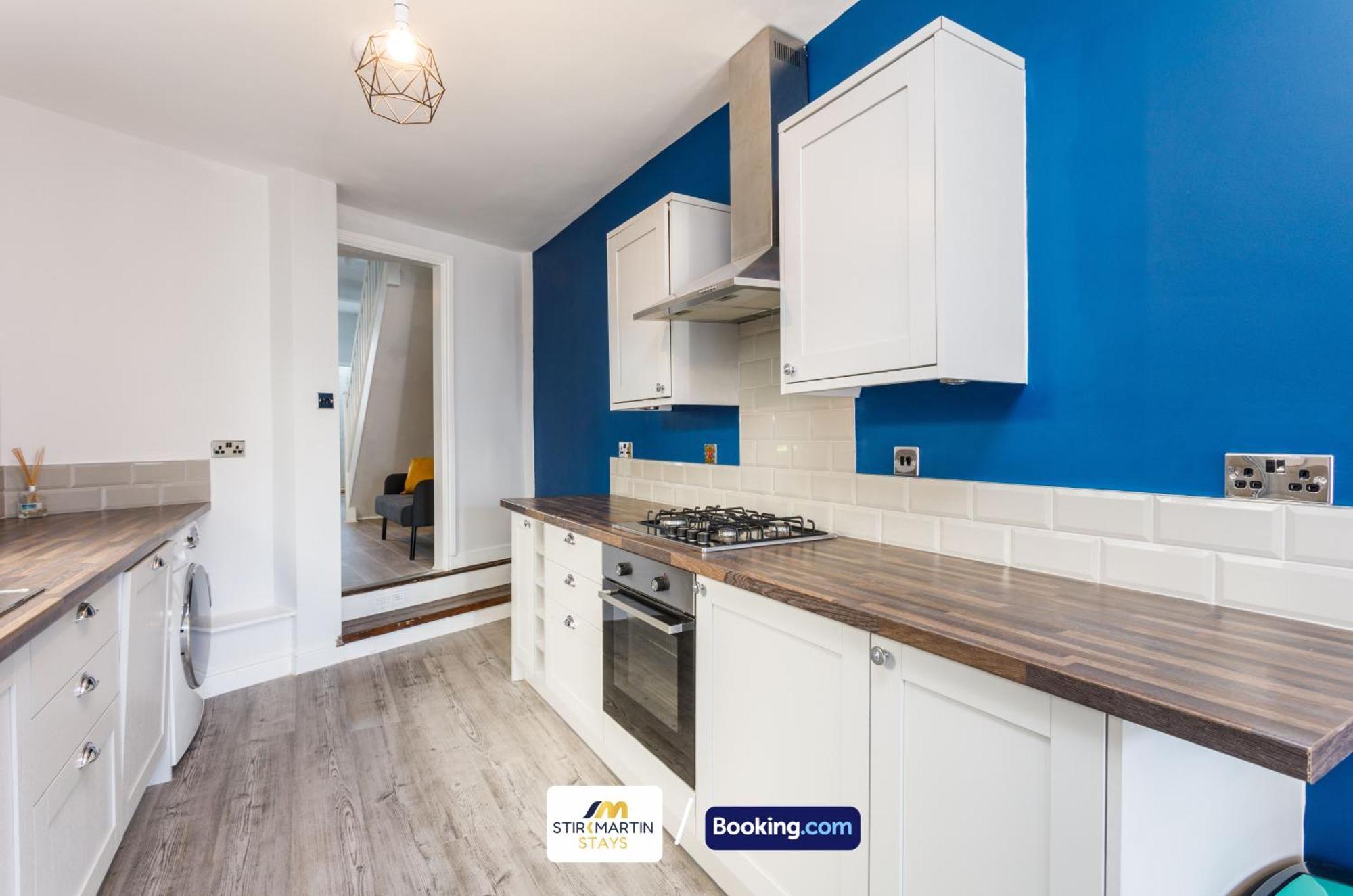 Holiday home Comfy 3bed House By Stirkmartin Short Lets & Serviced With Free Parking & 8mins To Centre