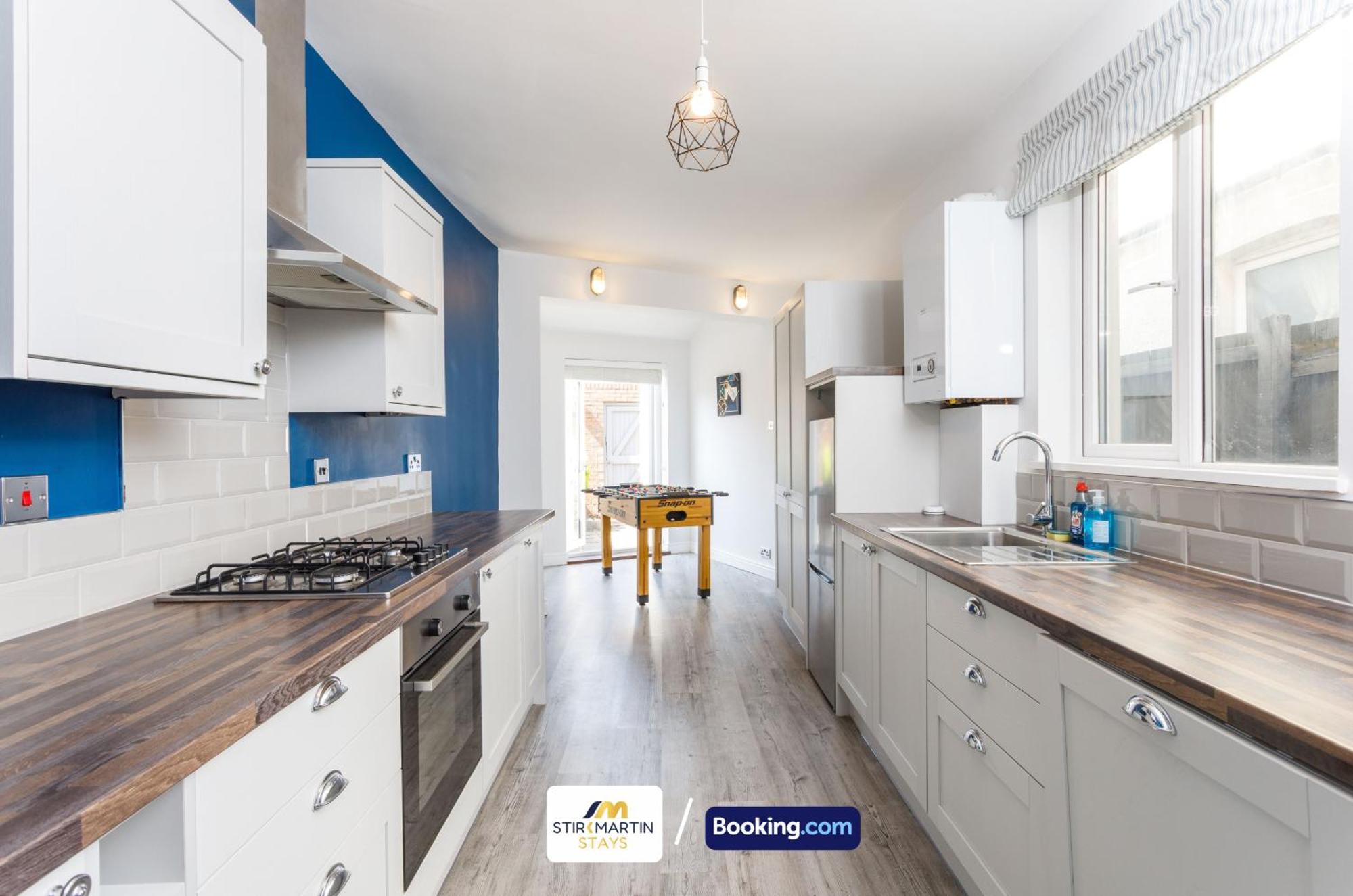 Comfy 3bed House By Stirkmartin Short Lets & Serviced With Free Parking & 8mins To Centre Holiday home *