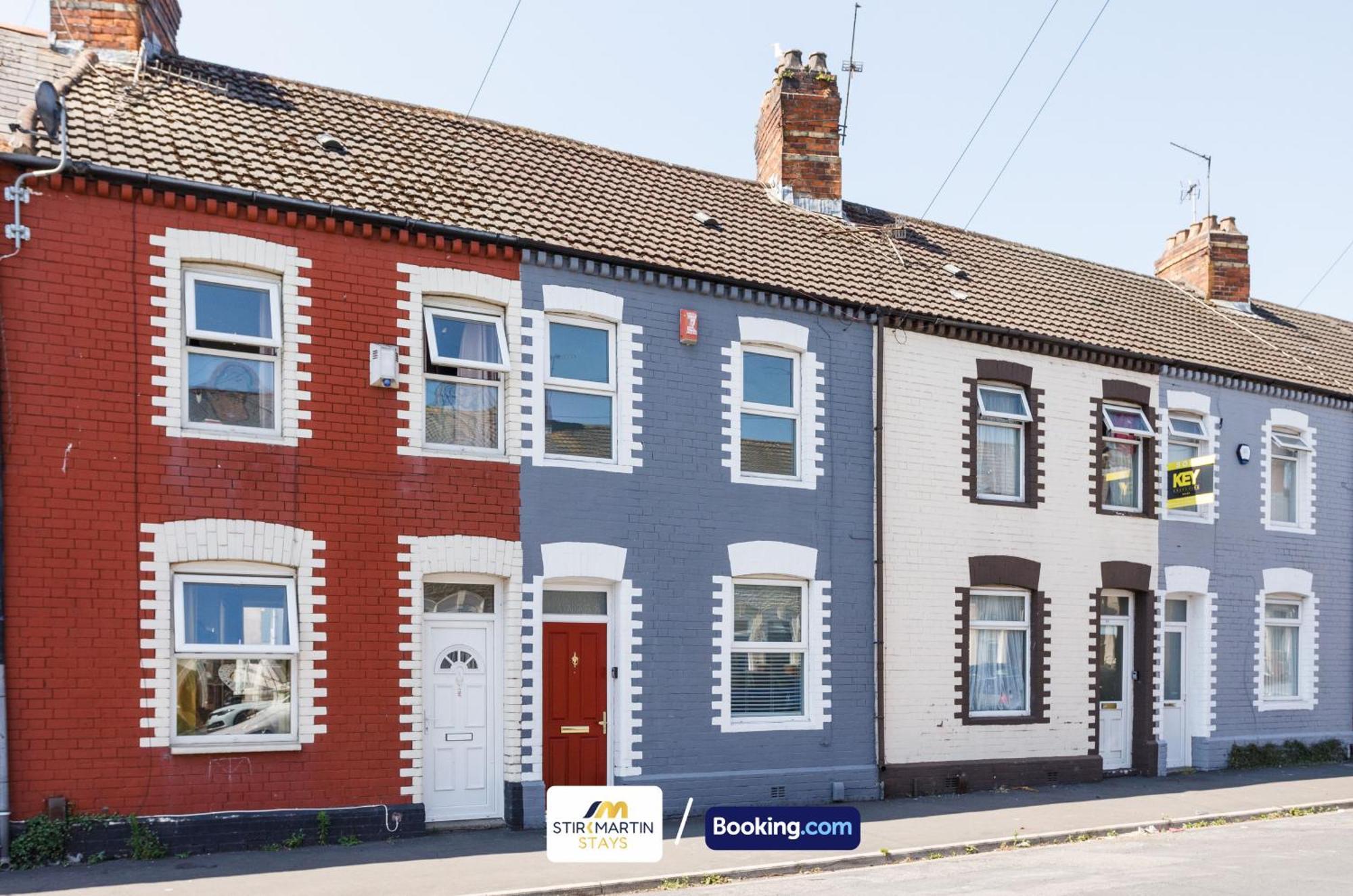 Holiday home Comfy 3bed House By Stirkmartin Short Lets & Serviced With Free Parking & 8mins To Centre *