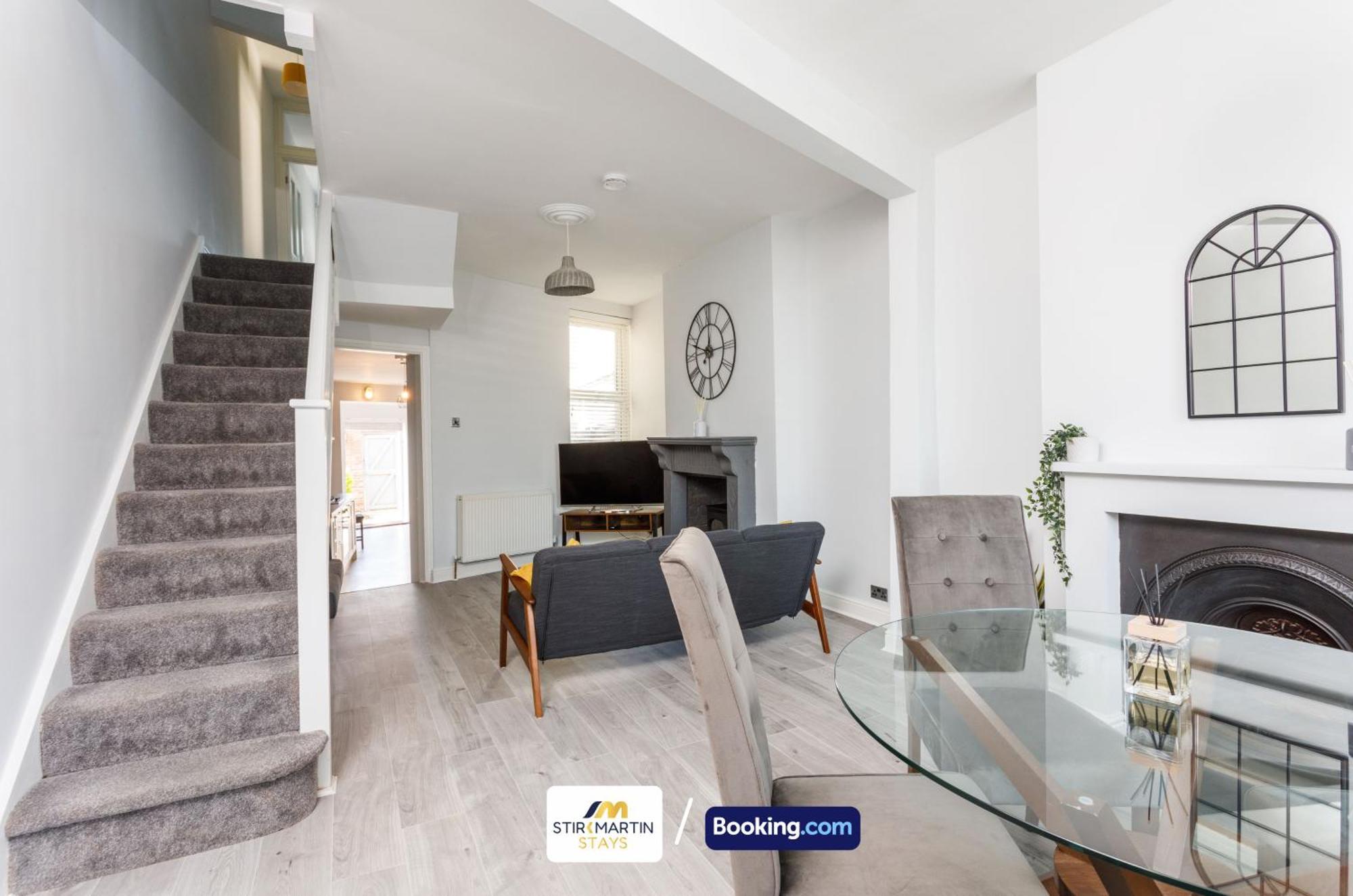 Comfy 3bed House By Stirkmartin Short Lets & Serviced With Free Parking & 8mins To Centre Holiday home Cardiff