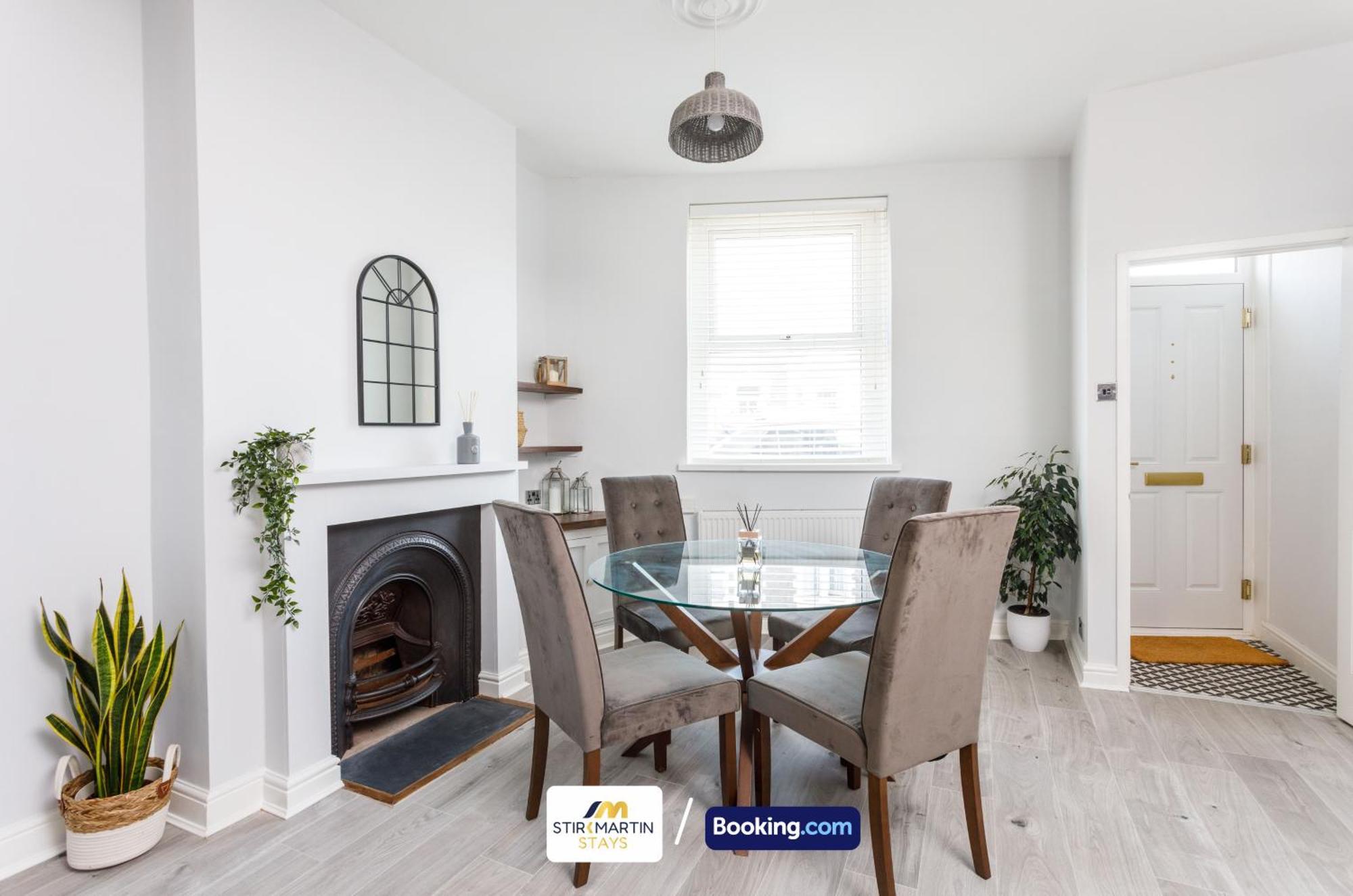 Holiday home Comfy 3bed House By Stirkmartin Short Lets & Serviced With Free Parking & 8mins To Centre Cardiff