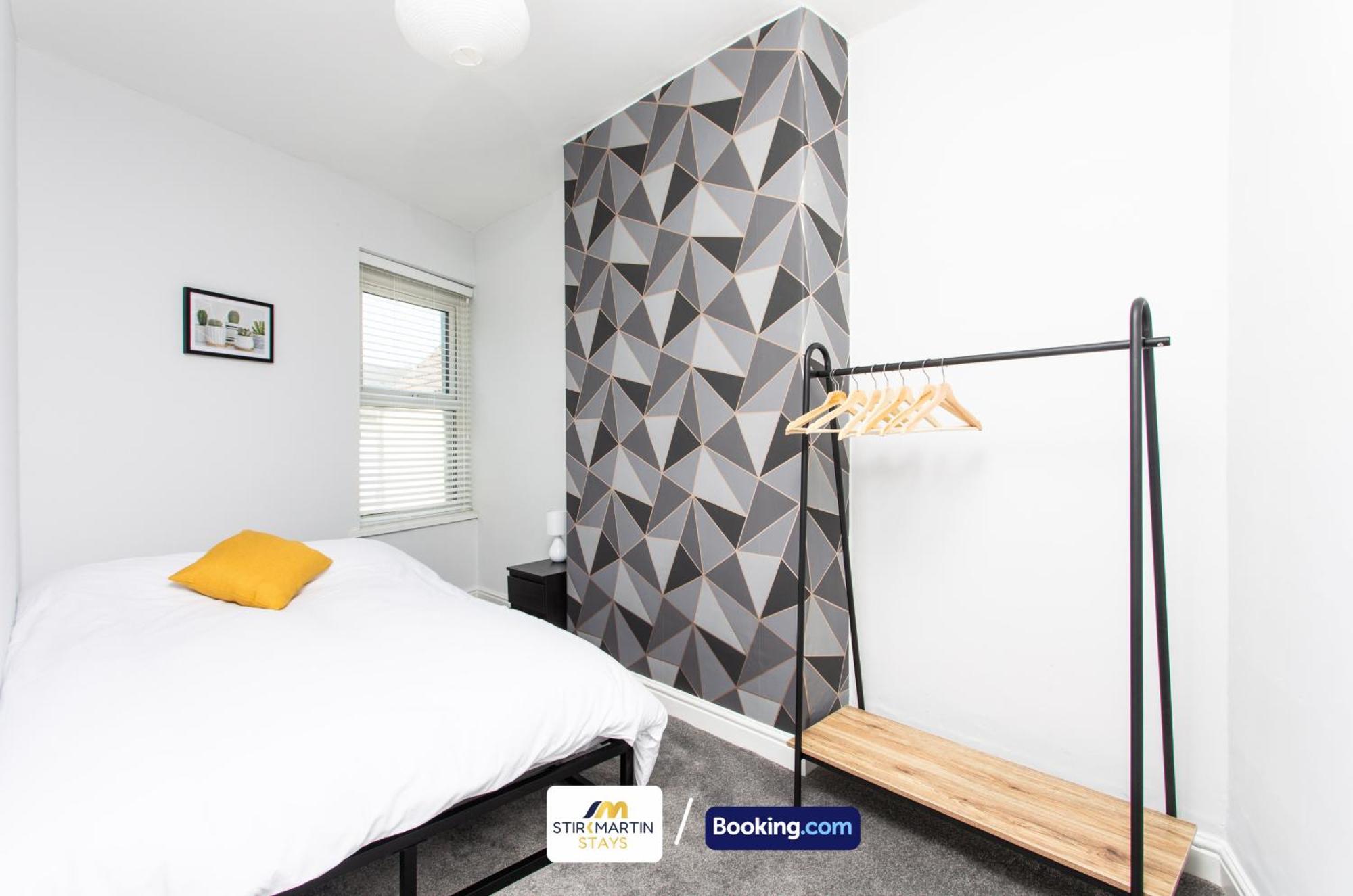 Comfy 3bed House By Stirkmartin Short Lets & Serviced With Free Parking & 8mins To Centre *