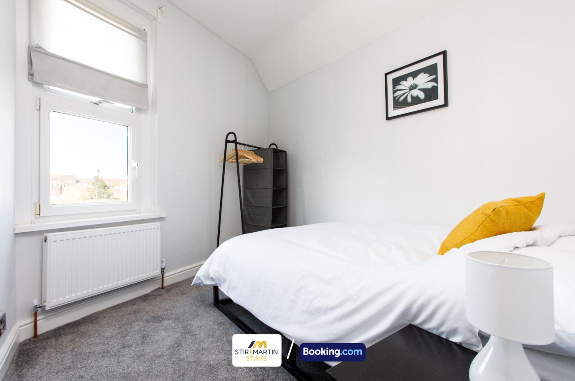 Comfy 3bed House By Stirkmartin Short Lets & Serviced With Free Parking & 8mins To Centre