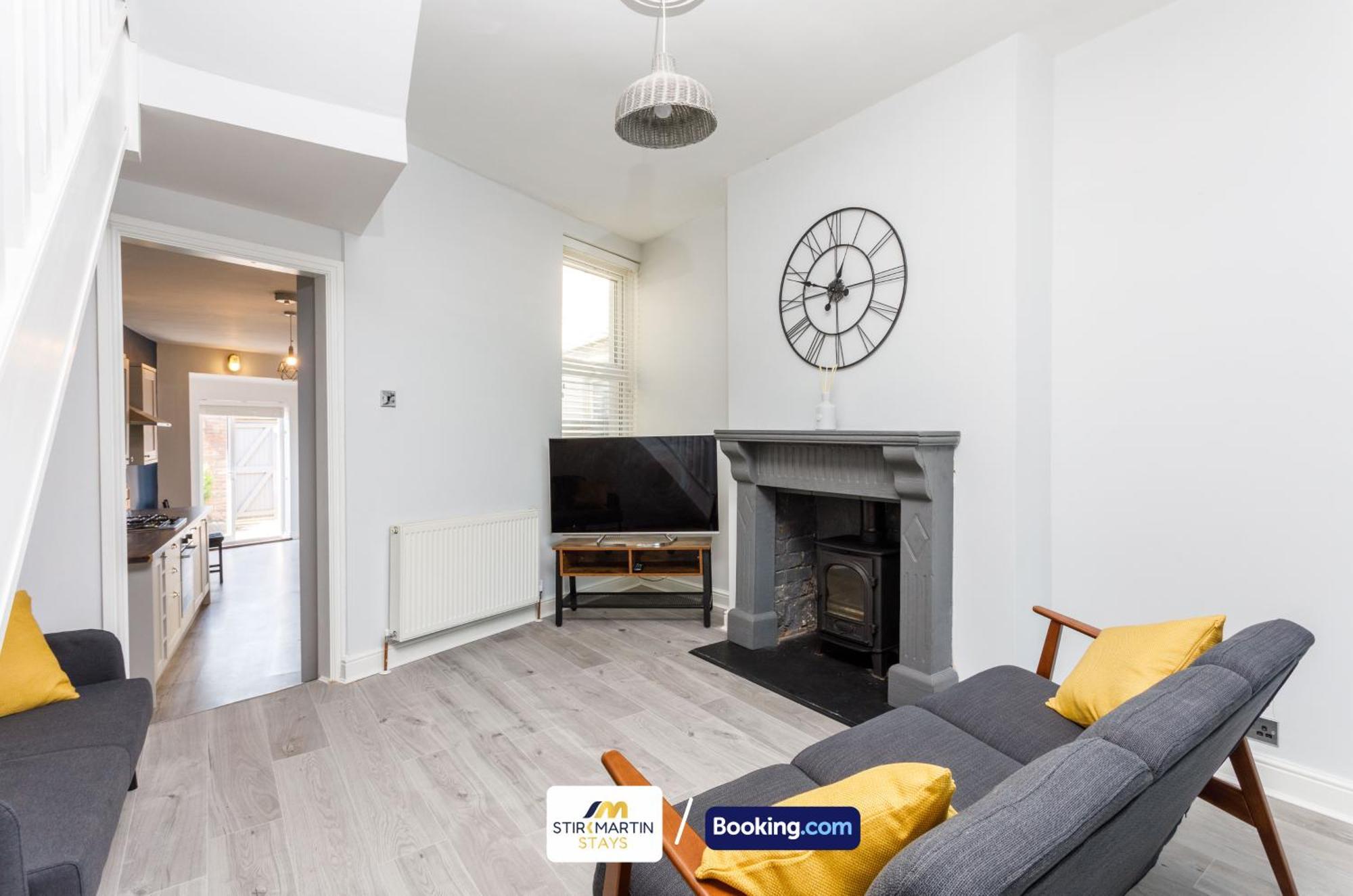 Comfy 3bed House By Stirkmartin Short Lets & Serviced With Free Parking & 8mins To Centre Holiday home *