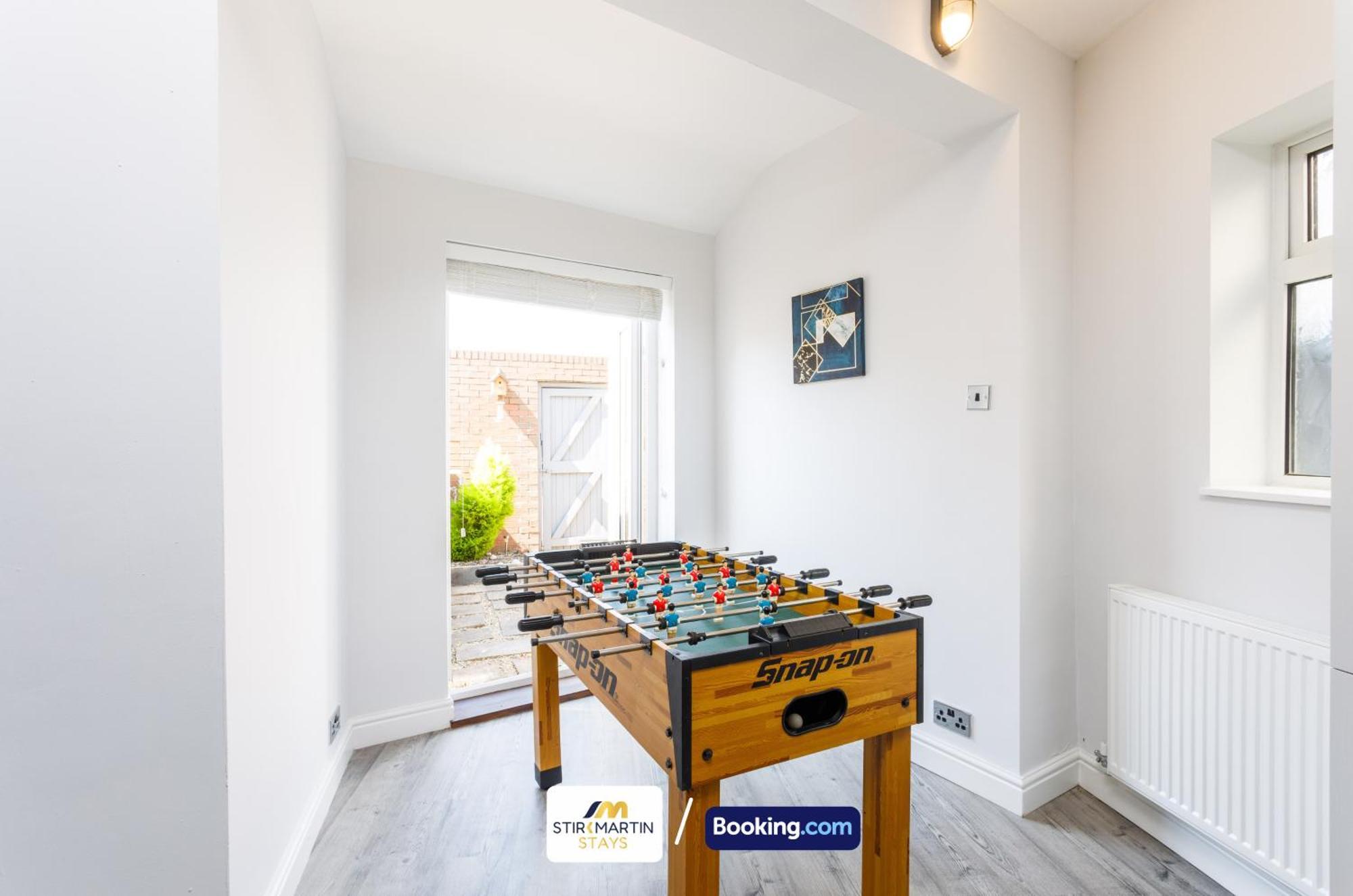 Comfy 3bed House By Stirkmartin Short Lets & Serviced With Free Parking & 8mins To Centre Holiday home Cardiff