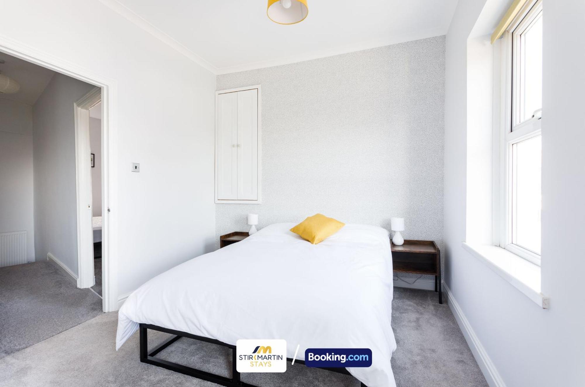 Holiday home Comfy 3bed House By Stirkmartin Short Lets & Serviced With Free Parking & 8mins To Centre Cardiff