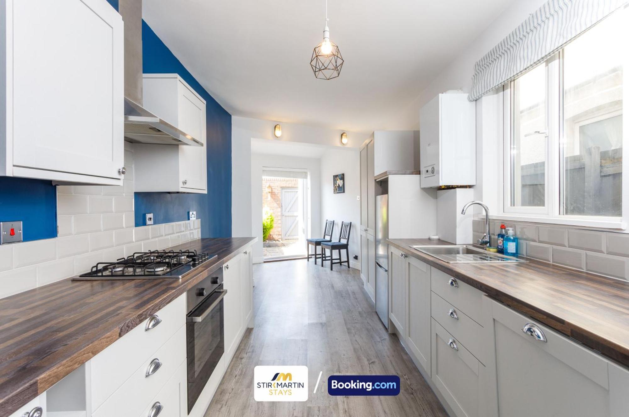 Comfy 3bed House By Stirkmartin Short Lets & Serviced With Free Parking & 8mins To Centre