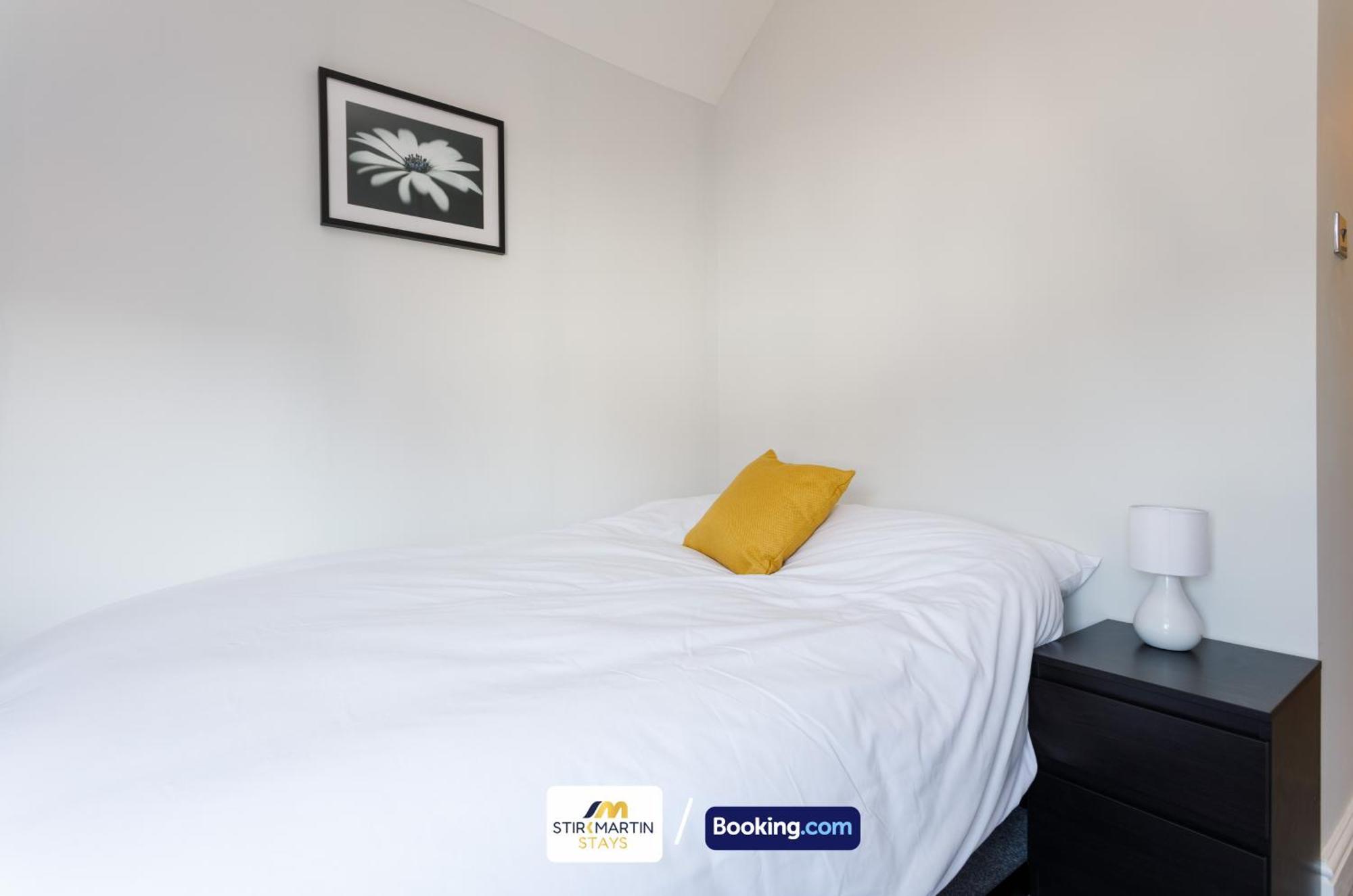 Comfy 3bed House By Stirkmartin Short Lets & Serviced With Free Parking & 8mins To Centre Holiday home *