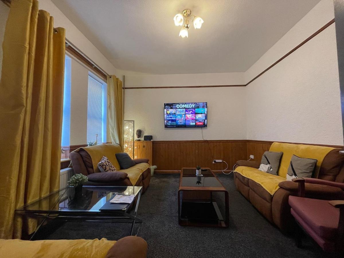 Holiday home 5 Bedroom House - 10 Beds - Centre - Parking *