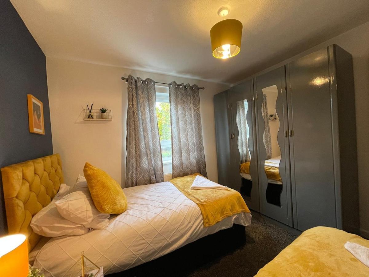 5 Bedroom House - 10 Beds - Centre - Parking Holiday home *