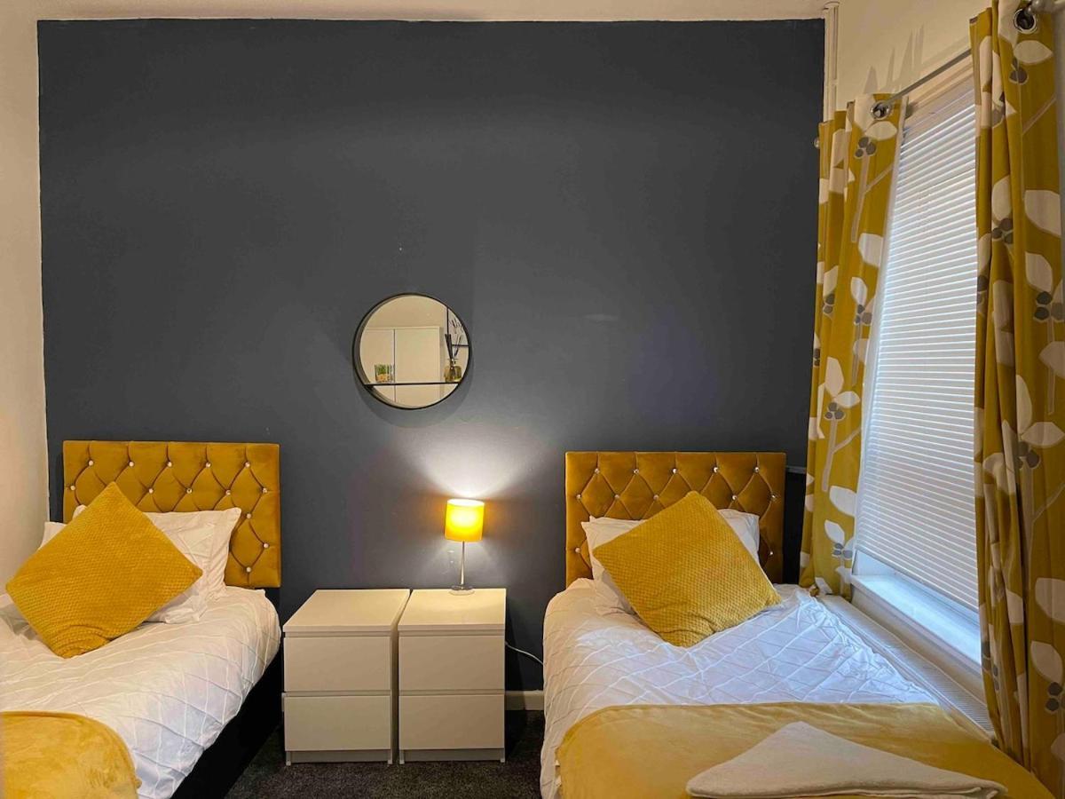 5 Bedroom House - 10 Beds - Centre - Parking
