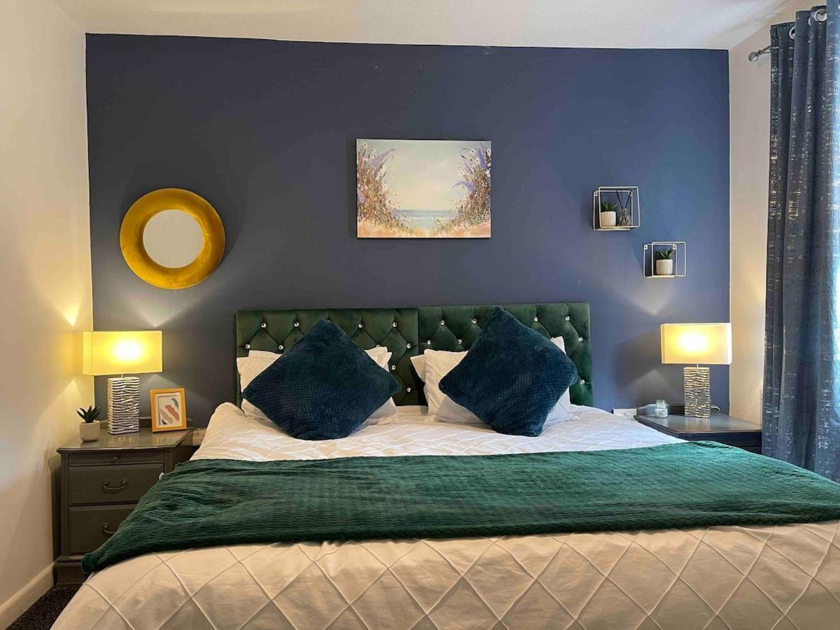5 Bedroom House - 10 Beds - Centre - Parking Holiday home