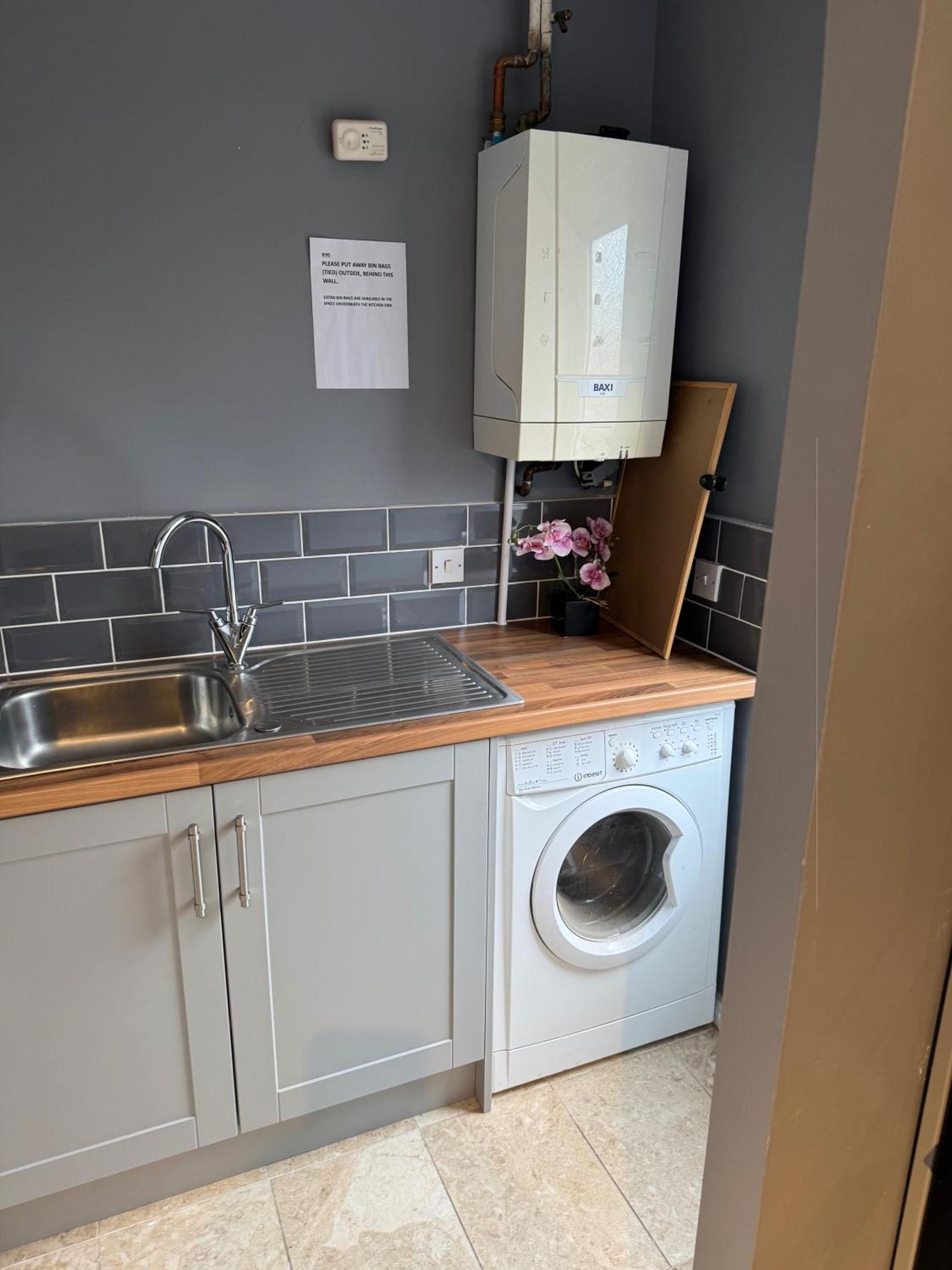 Holiday home Modern 4 Bedroom Detached House In Cardiff
