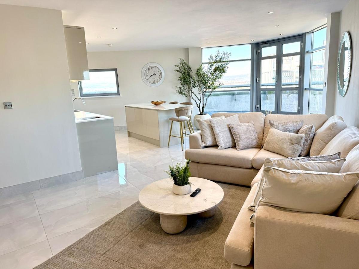 Skyline Penthouse Free Parking Sleeps 8 Apartment