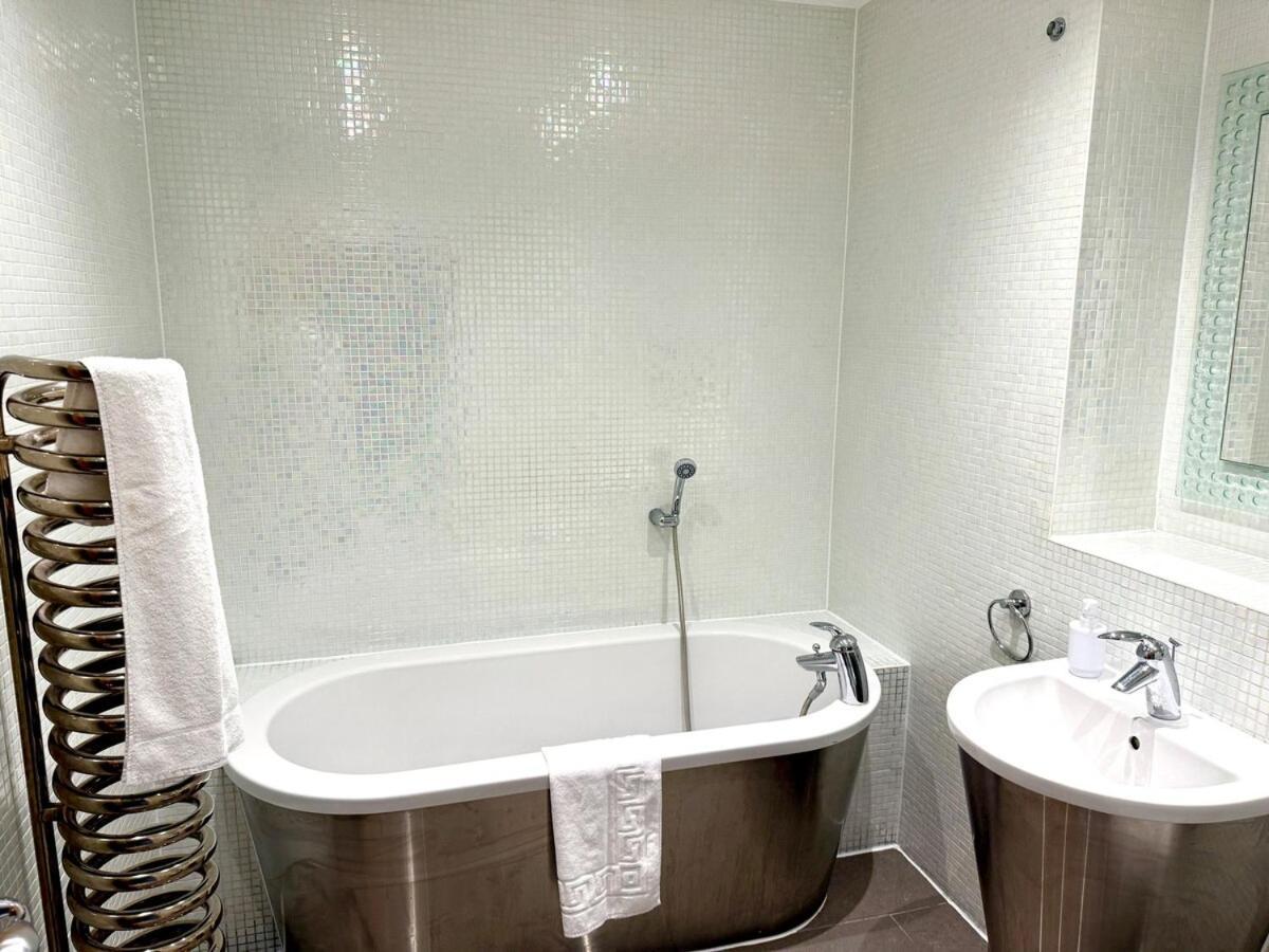Skyline Penthouse Free Parking Sleeps 8 Apartment *
