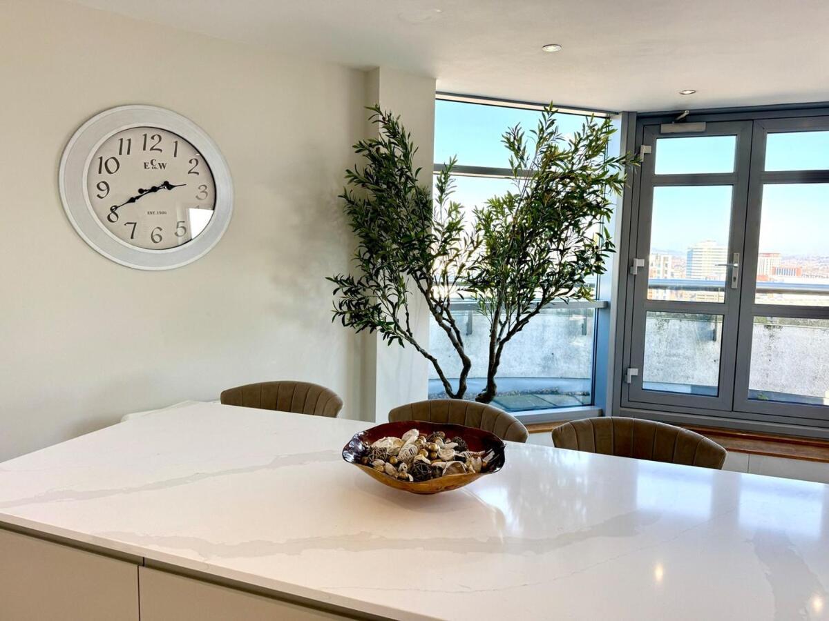 Apartment Skyline Penthouse Free Parking Sleeps 8 *