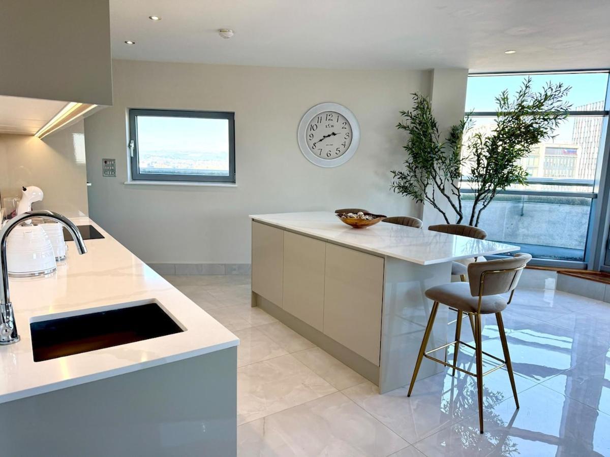 Apartment Skyline Penthouse Free Parking Sleeps 8 *