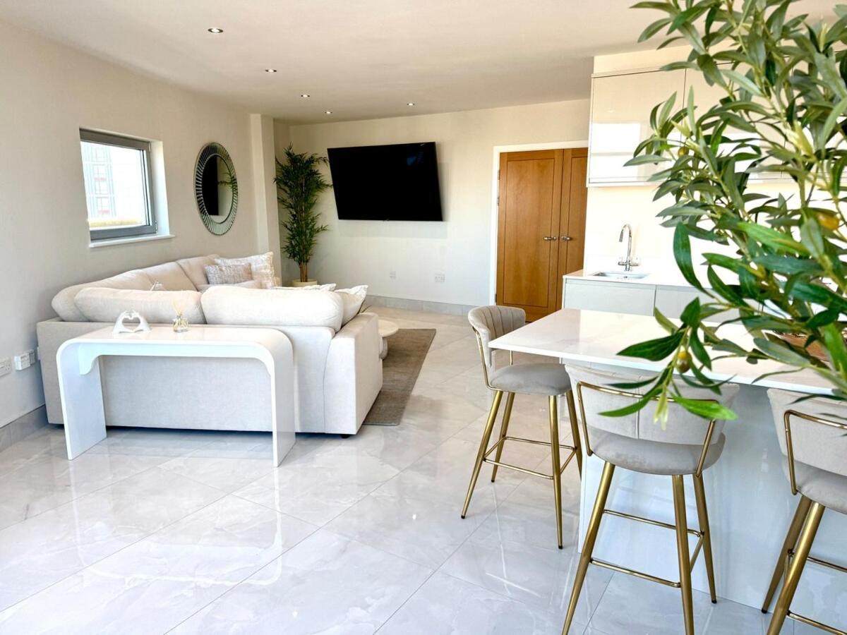 Skyline Penthouse Free Parking Sleeps 8