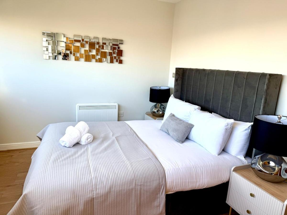 Skyline Penthouse Free Parking Sleeps 8 Apartment