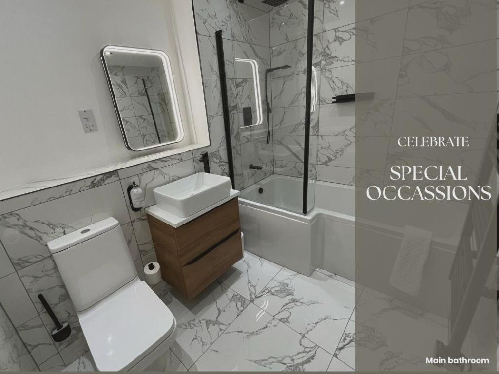 Ultra-luxury Centre 2 Bed Apartment, With Free Parking Apartment