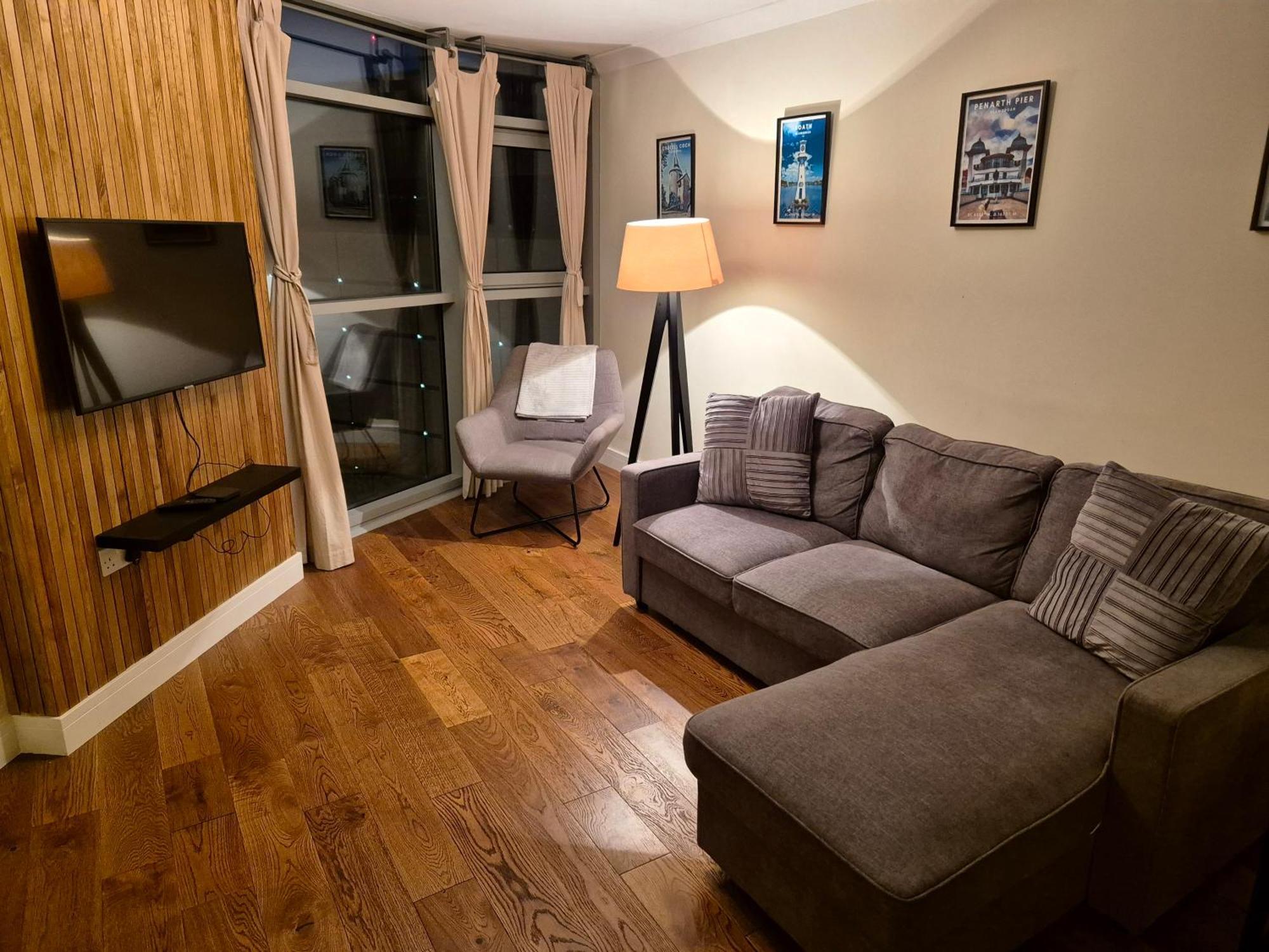 Ultra-luxury Centre 2 Bed Apartment, With Free Parking Apartment