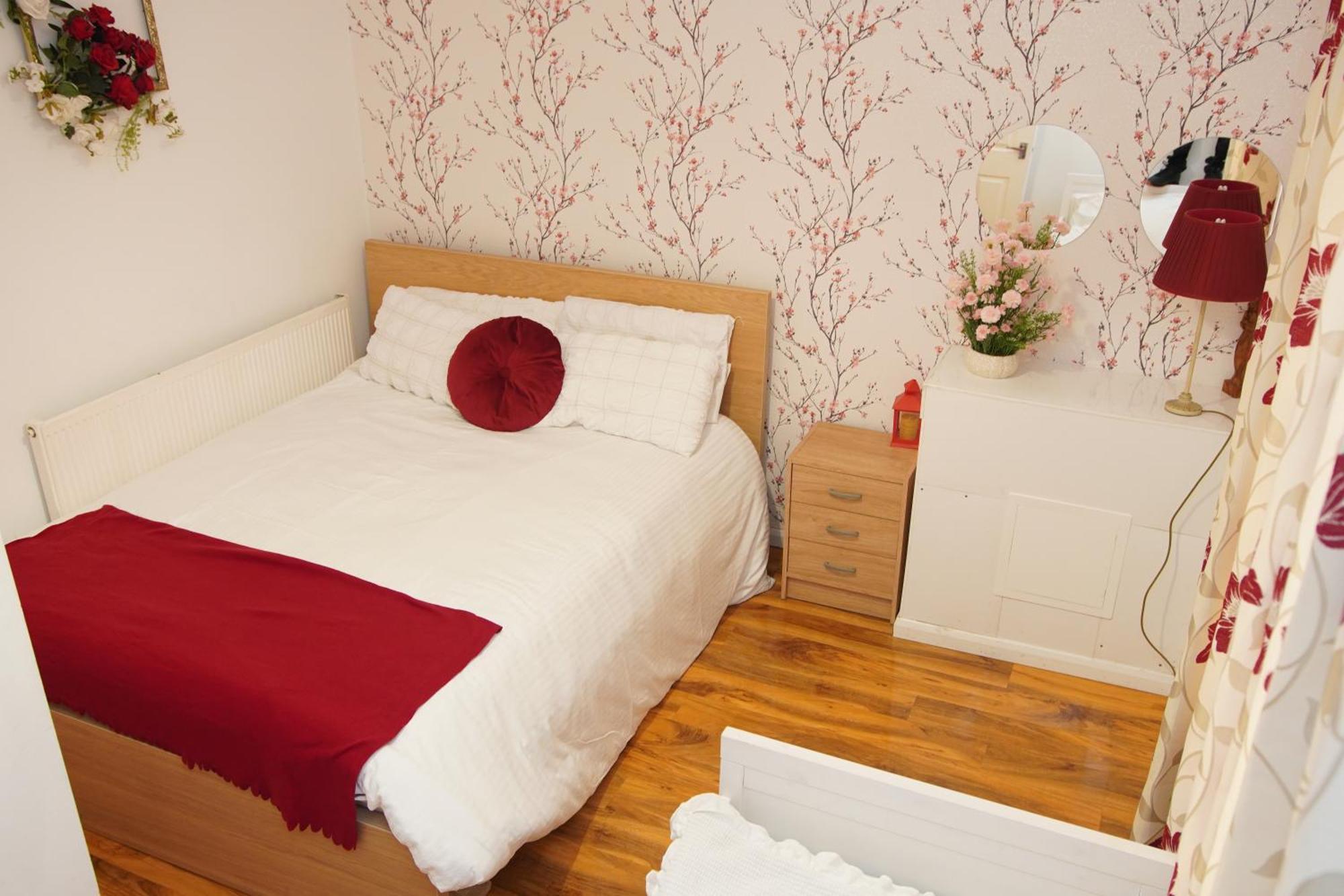 5 Bedroom House Near City. * Cardiff