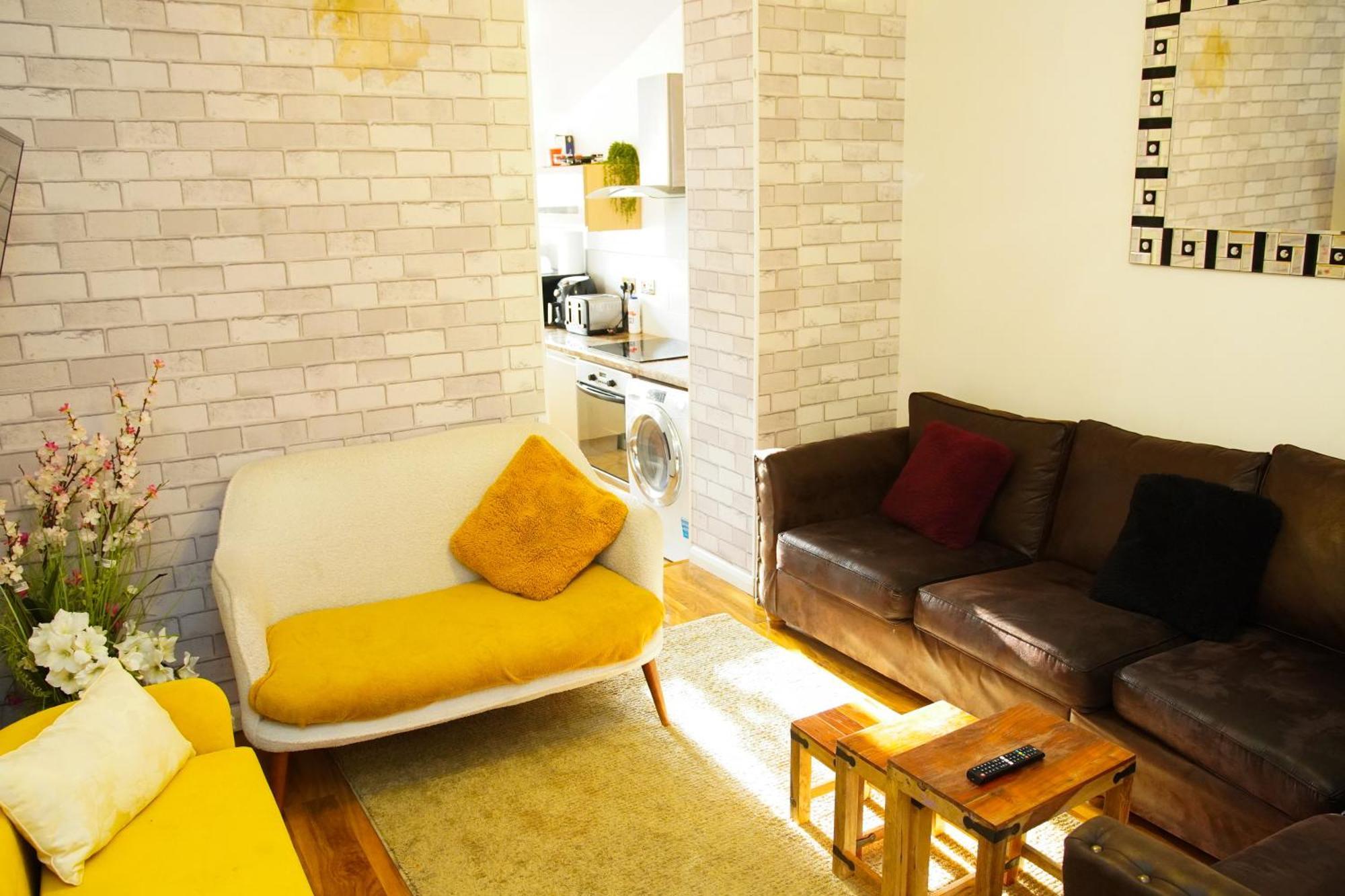 Holiday home 5 Bedroom House Near City.
