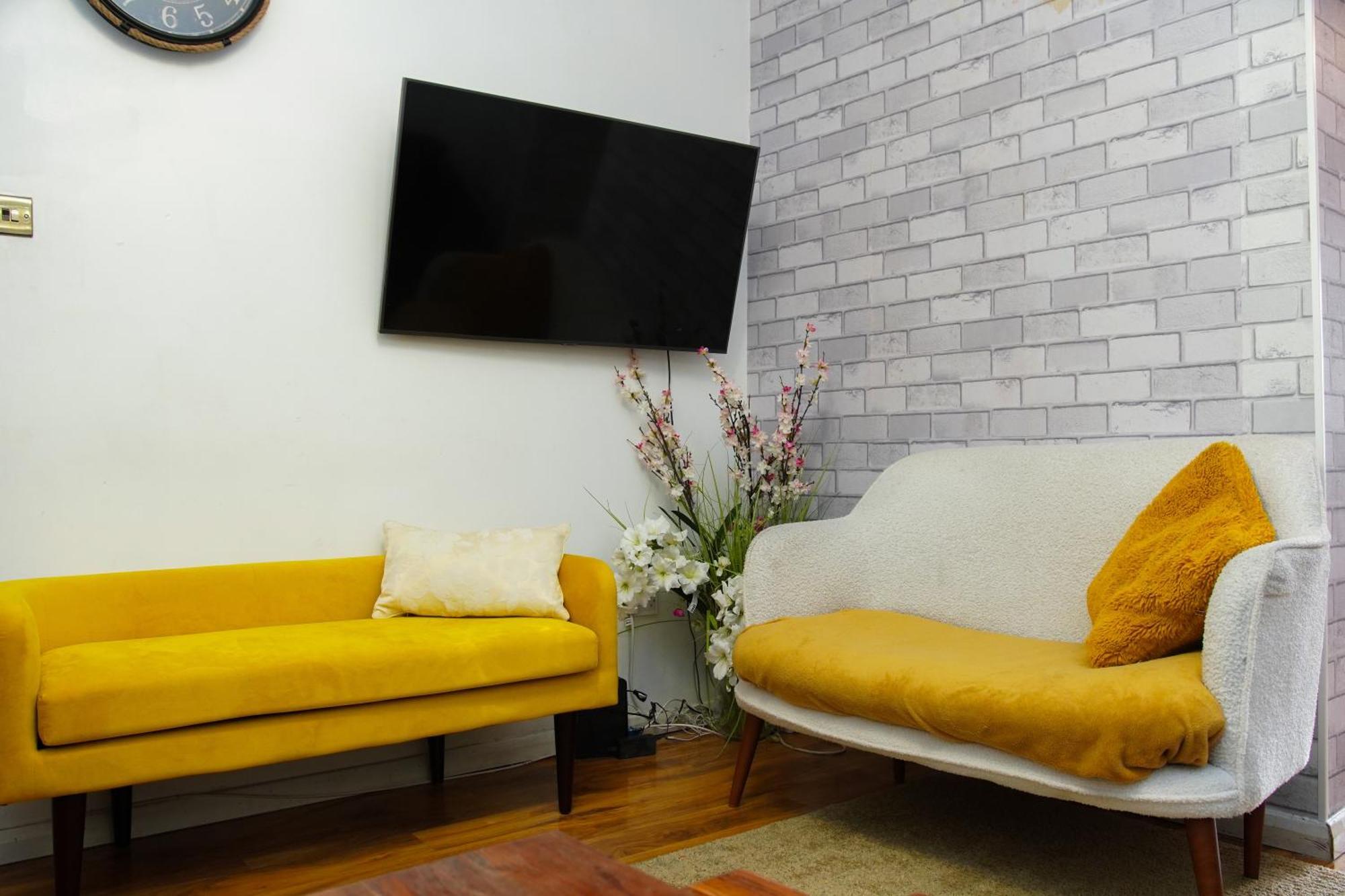 5 Bedroom House Near City. Holiday home *