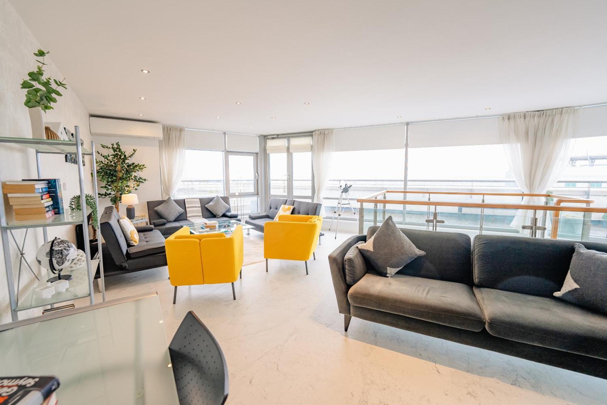 Luxurious Penthouse With Panoramic Views & Free Parking In Centre Apartment Cardiff