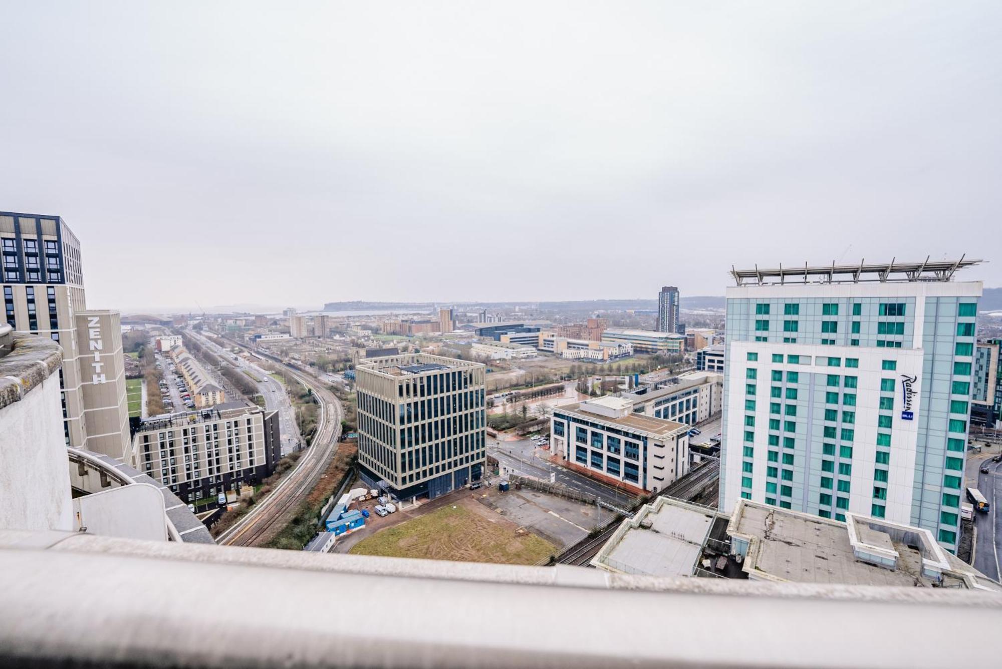 Luxurious Penthouse With Panoramic Views & Free Parking In Centre Cardiff