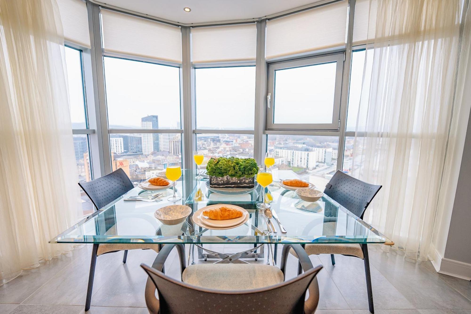 Luxurious Penthouse With Panoramic Views & Free Parking In Centre Apartment *