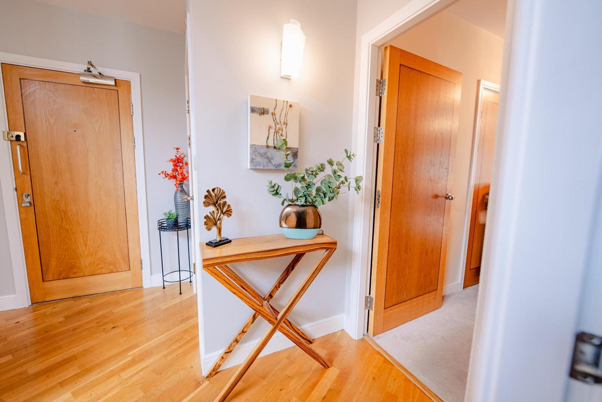 Luxurious Penthouse With Panoramic Views & Free Parking In Centre Apartment