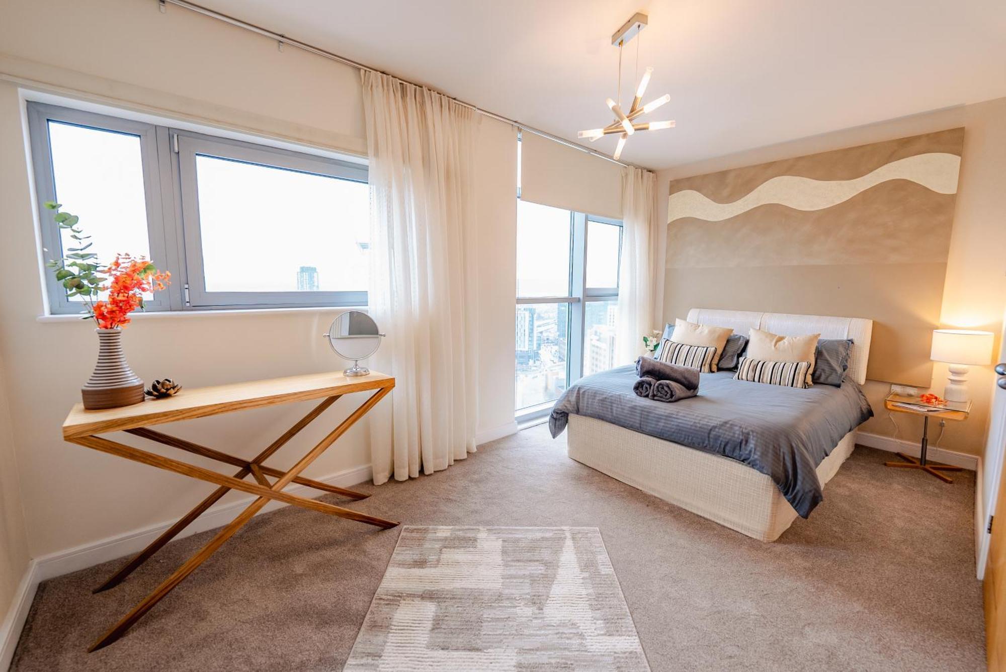 Luxurious Penthouse With Panoramic Views & Free Parking In Centre