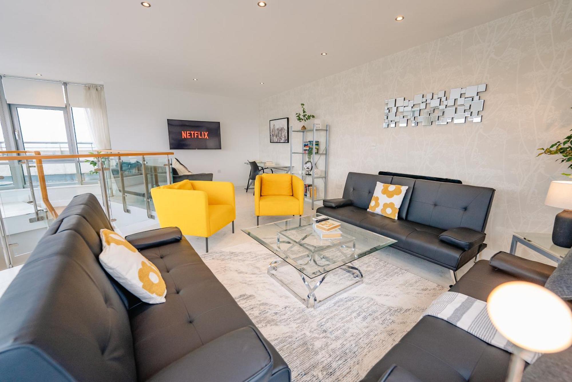 Luxurious Penthouse With Panoramic Views & Free Parking In Centre Apartment Cardiff