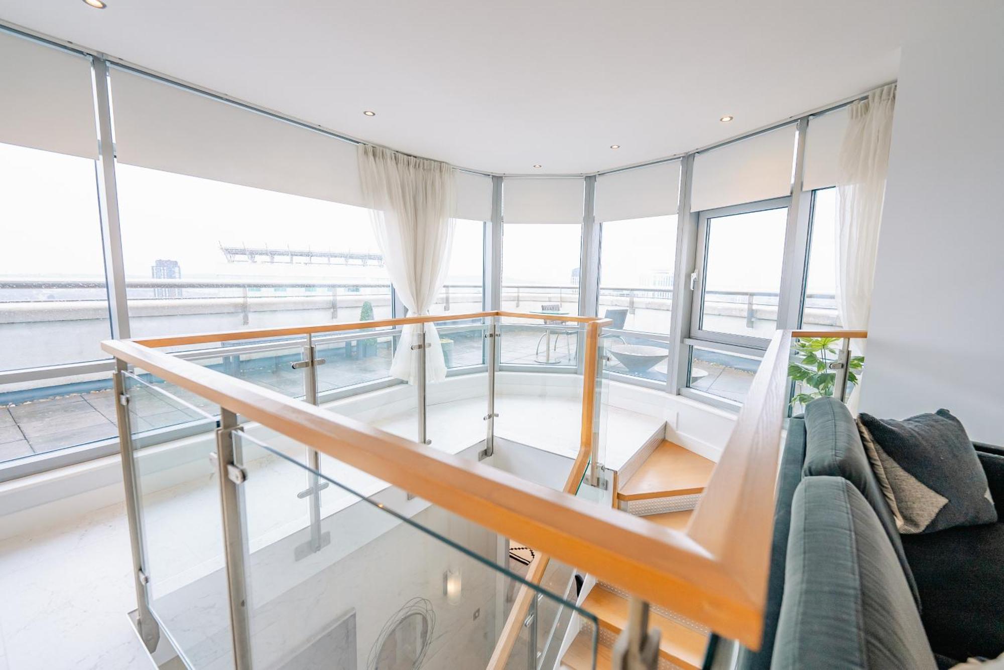 Luxurious Penthouse With Panoramic Views & Free Parking In Centre Apartment