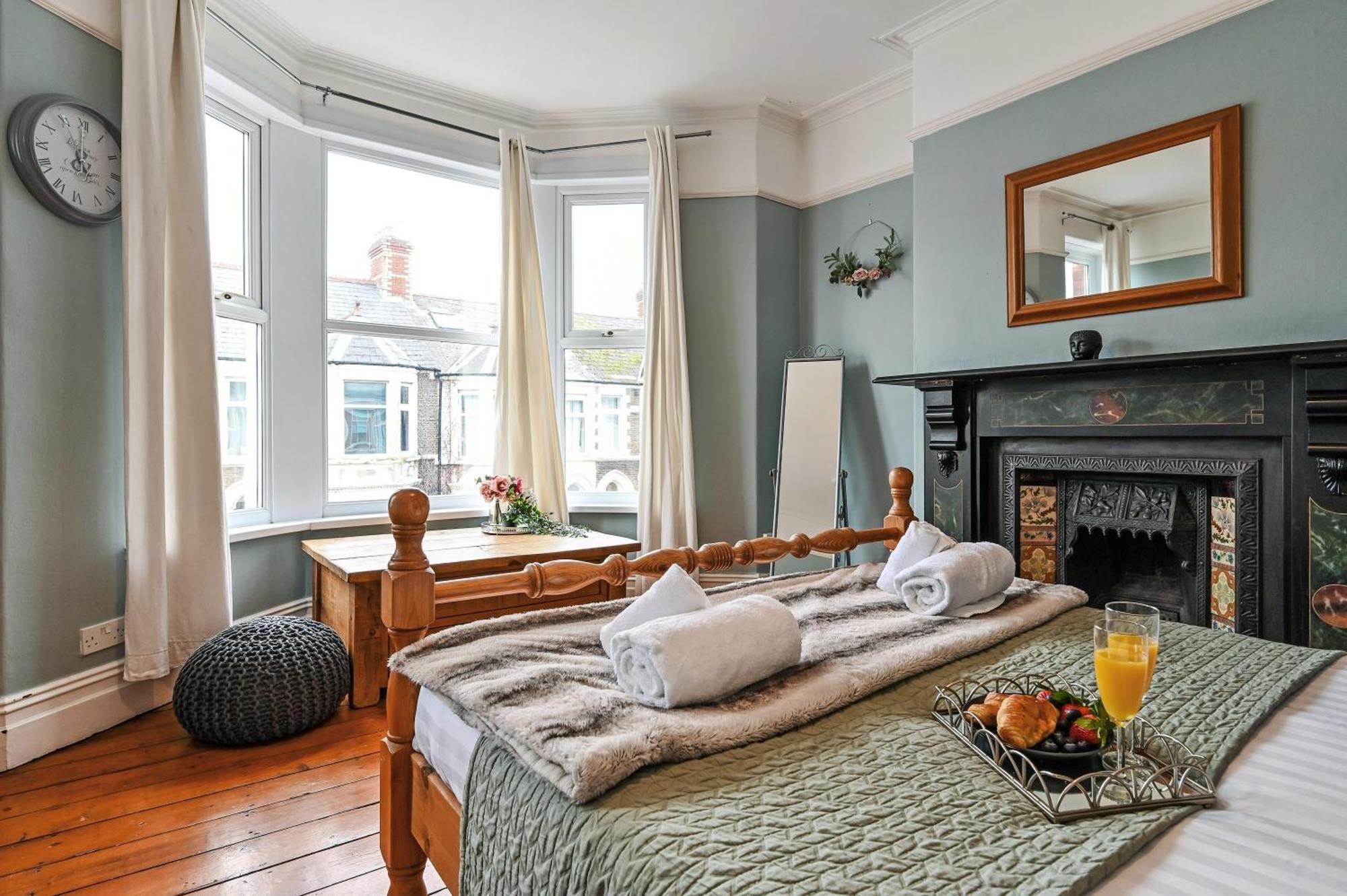 Beautiful Townhouse, Great Location - Pet Friendly