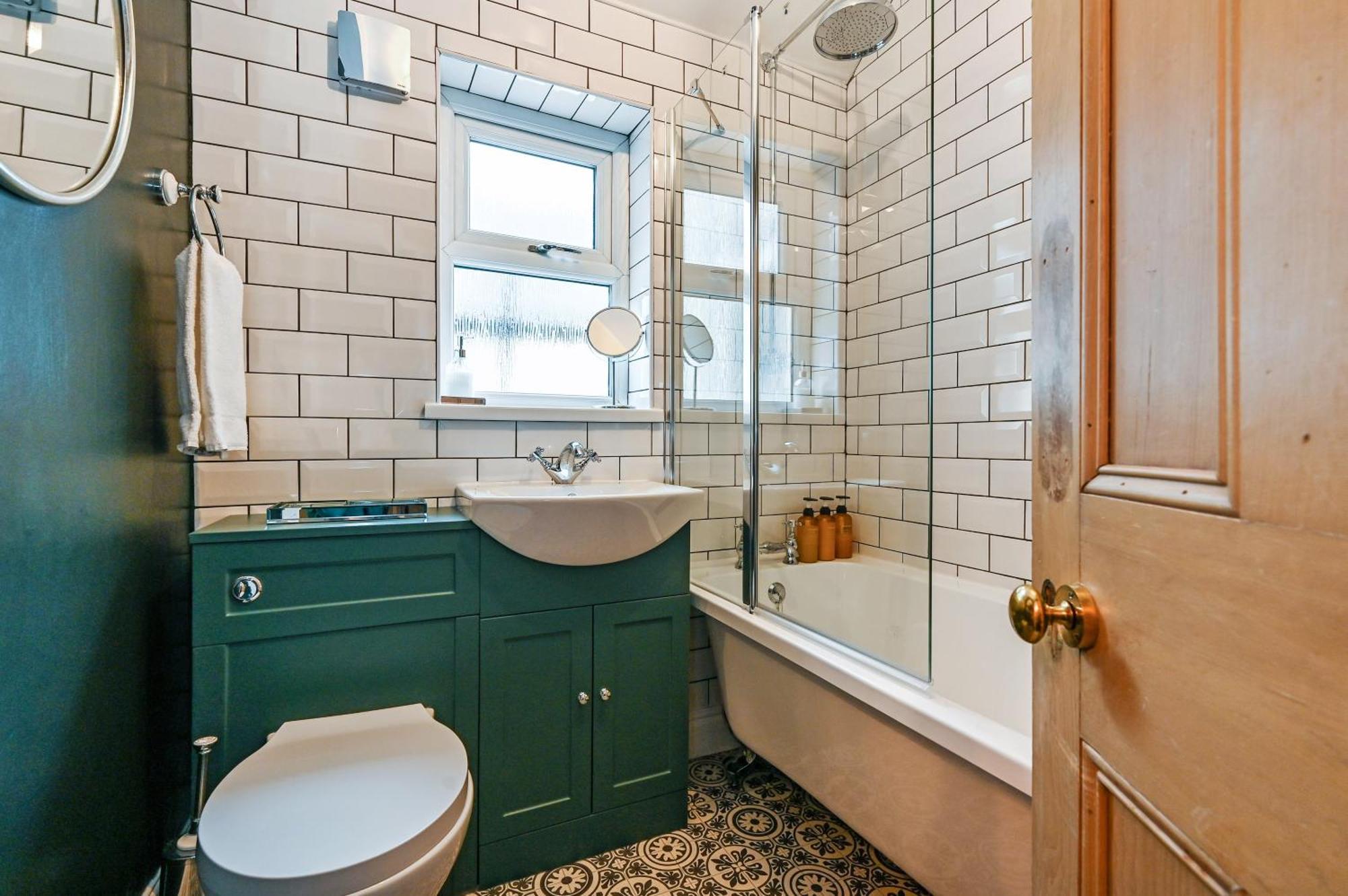 Beautiful Townhouse, Great Location - Pet Friendly