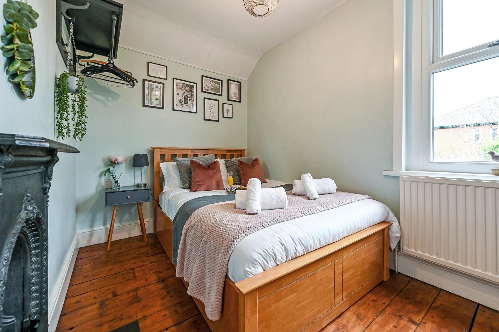 Beautiful Townhouse, Great Location - Pet Friendly *