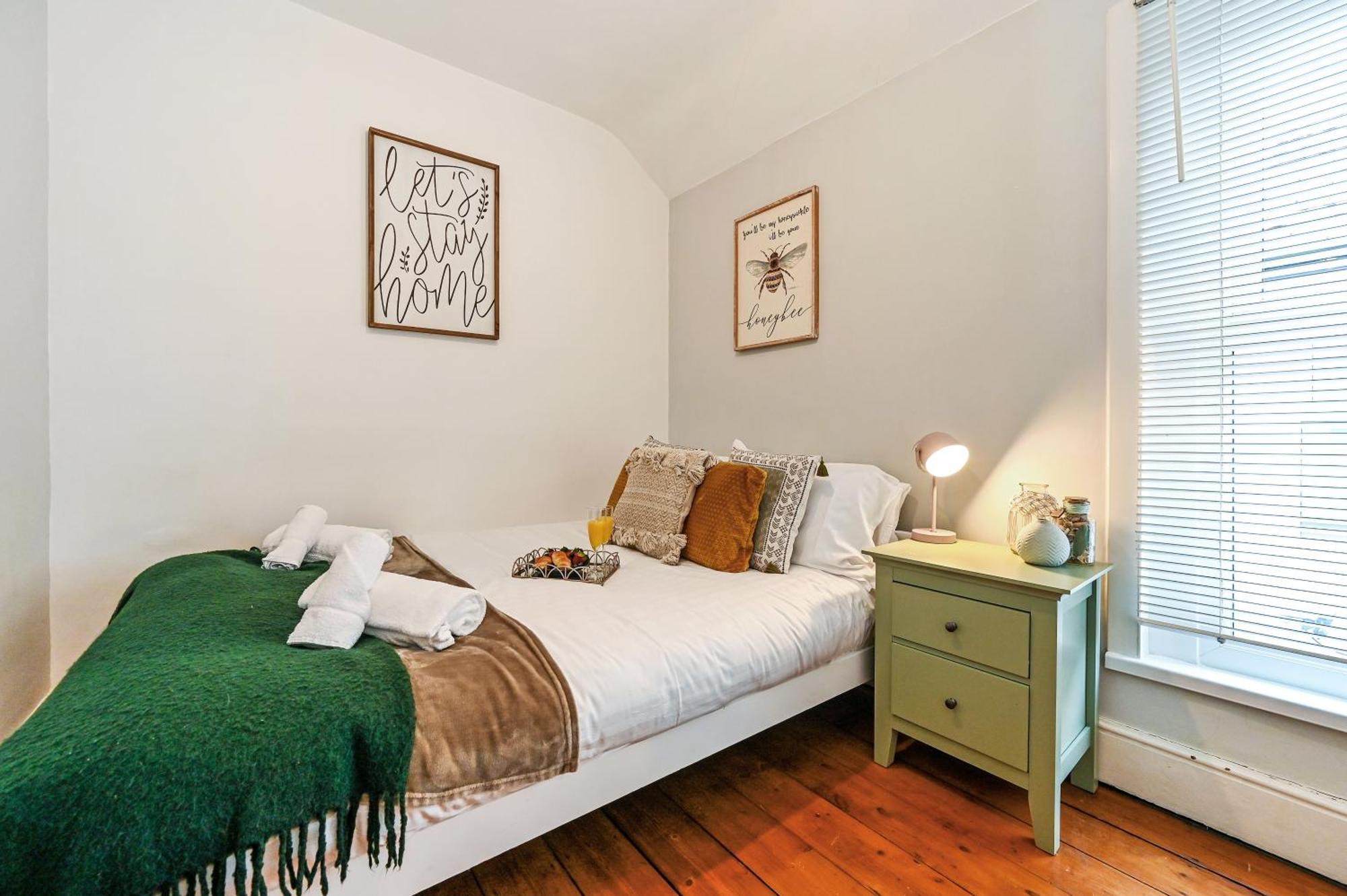 Beautiful Townhouse, Great Location - Pet Friendly
