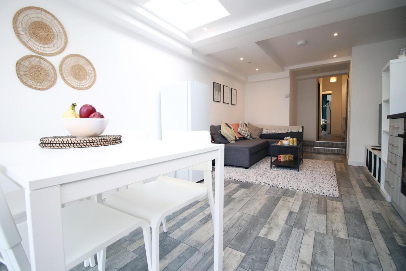 Apartment Getaway | Center | Free Parking *