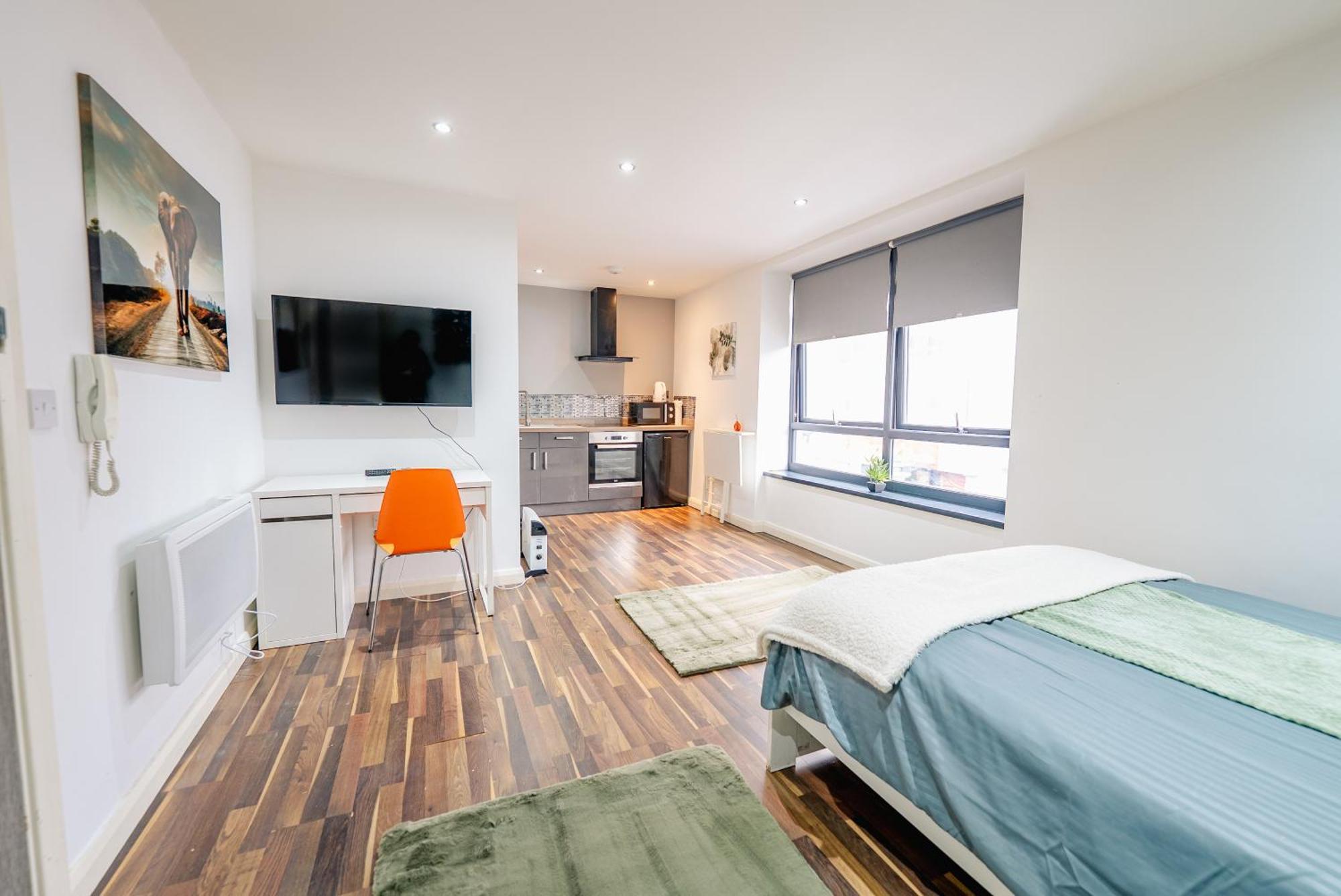 Apartment Spacious Stylish With Street View
