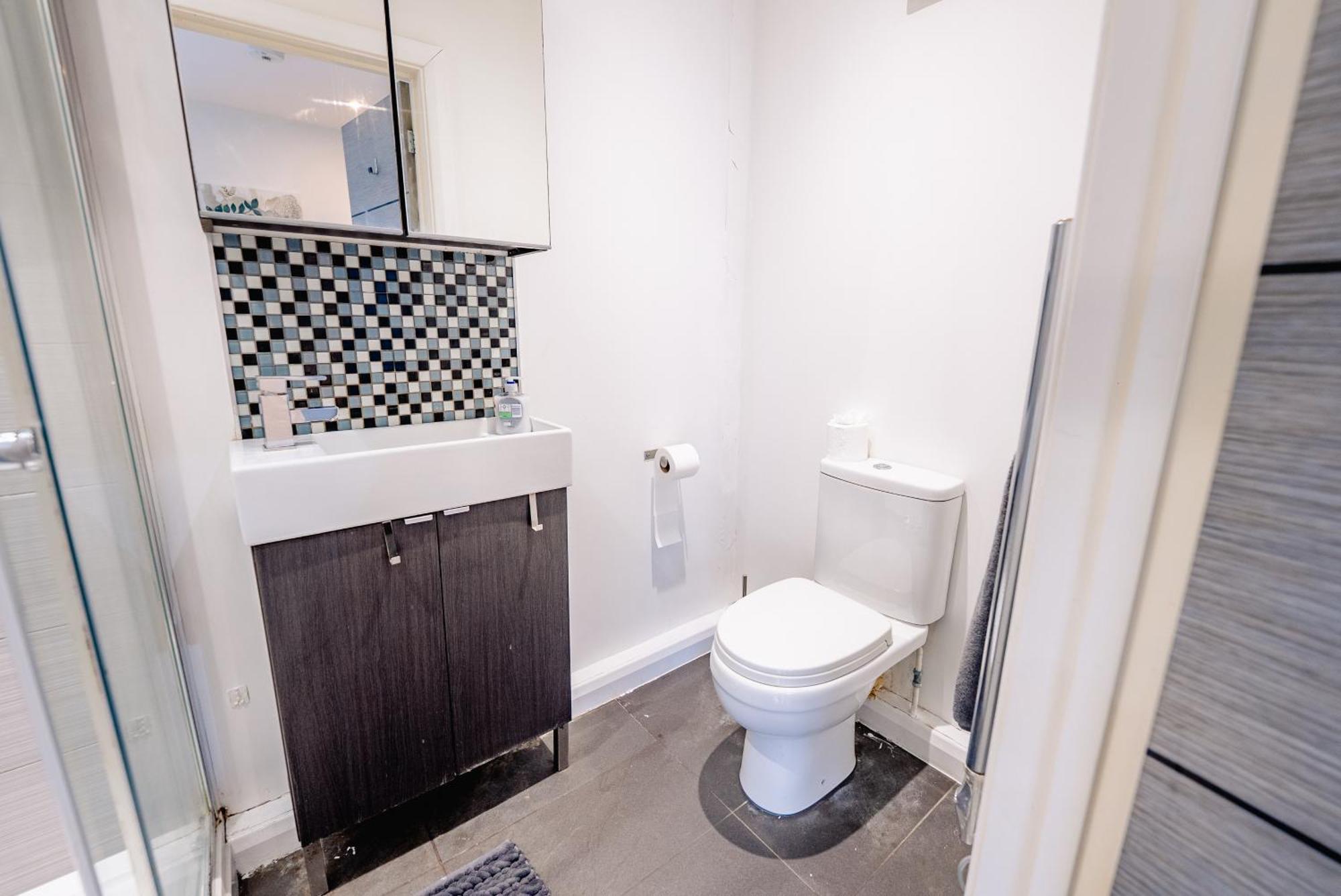 Spacious Stylish With Street View Apartment *