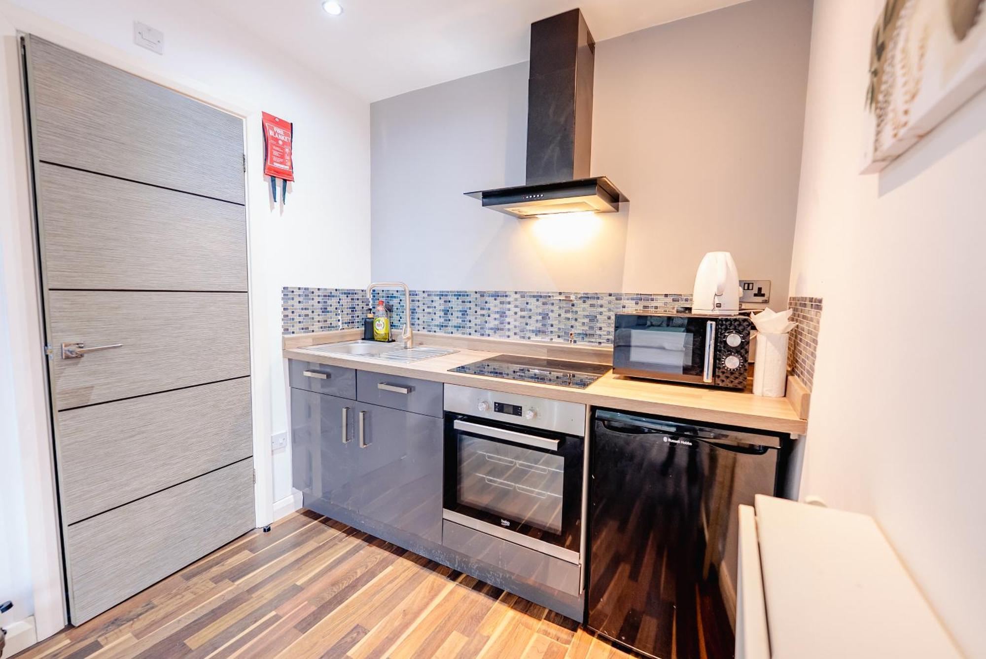 Spacious Stylish With Street View Cardiff