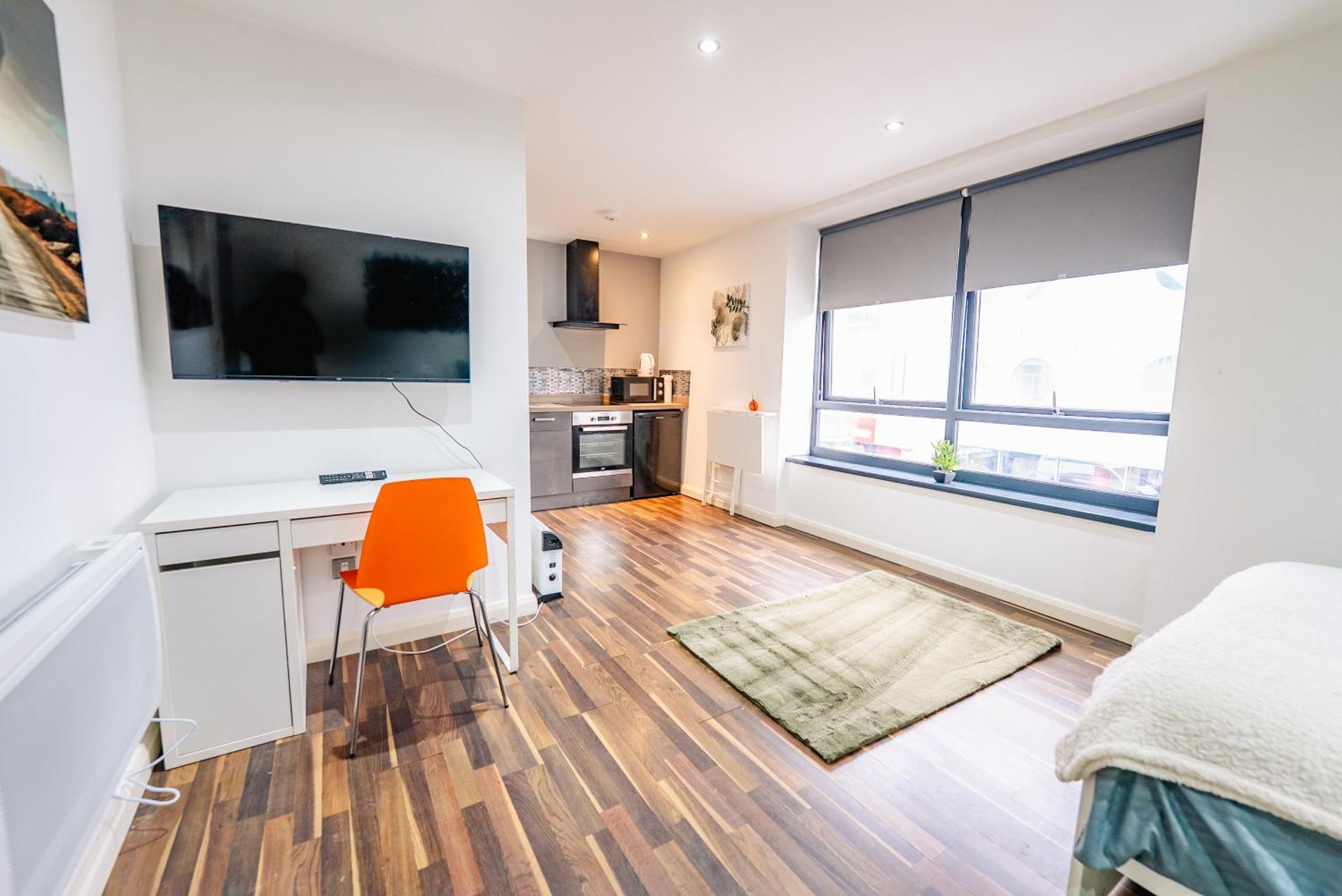 Apartment Spacious Stylish With Street View *