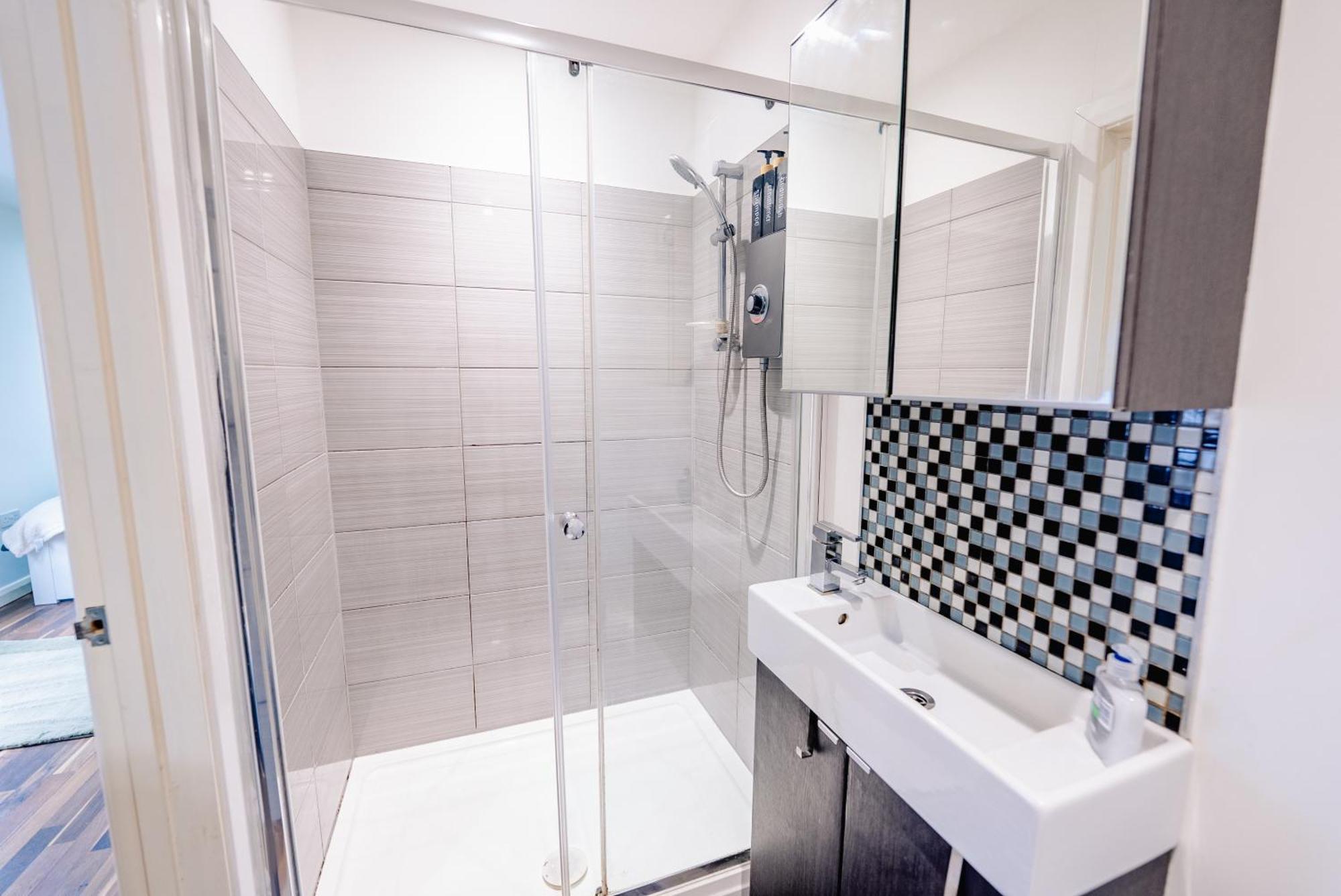 Apartment Spacious Stylish With Street View Cardiff
