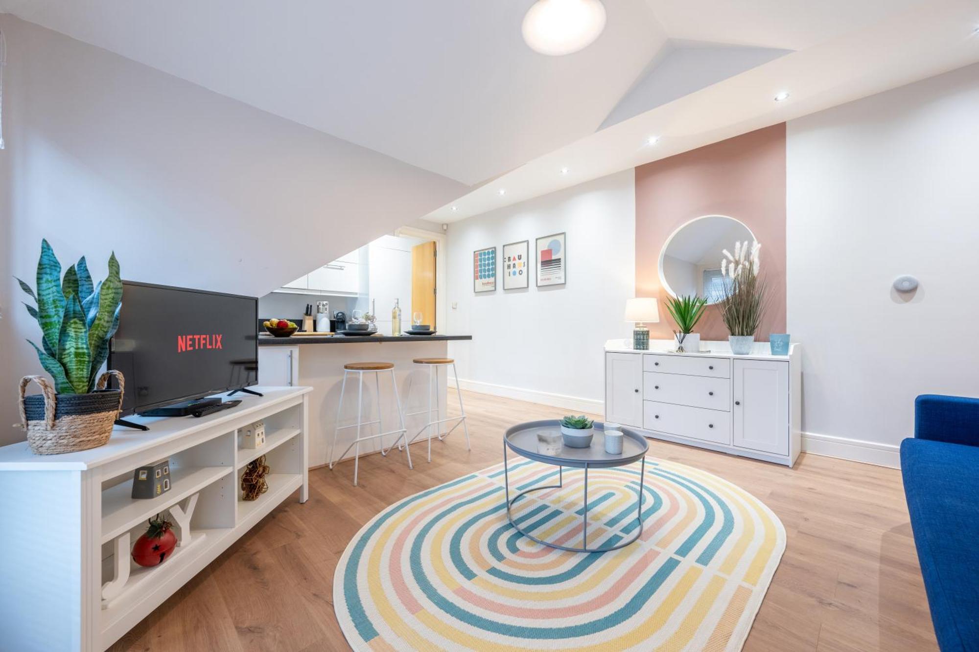 2 Bed - Centre - Free Parking *