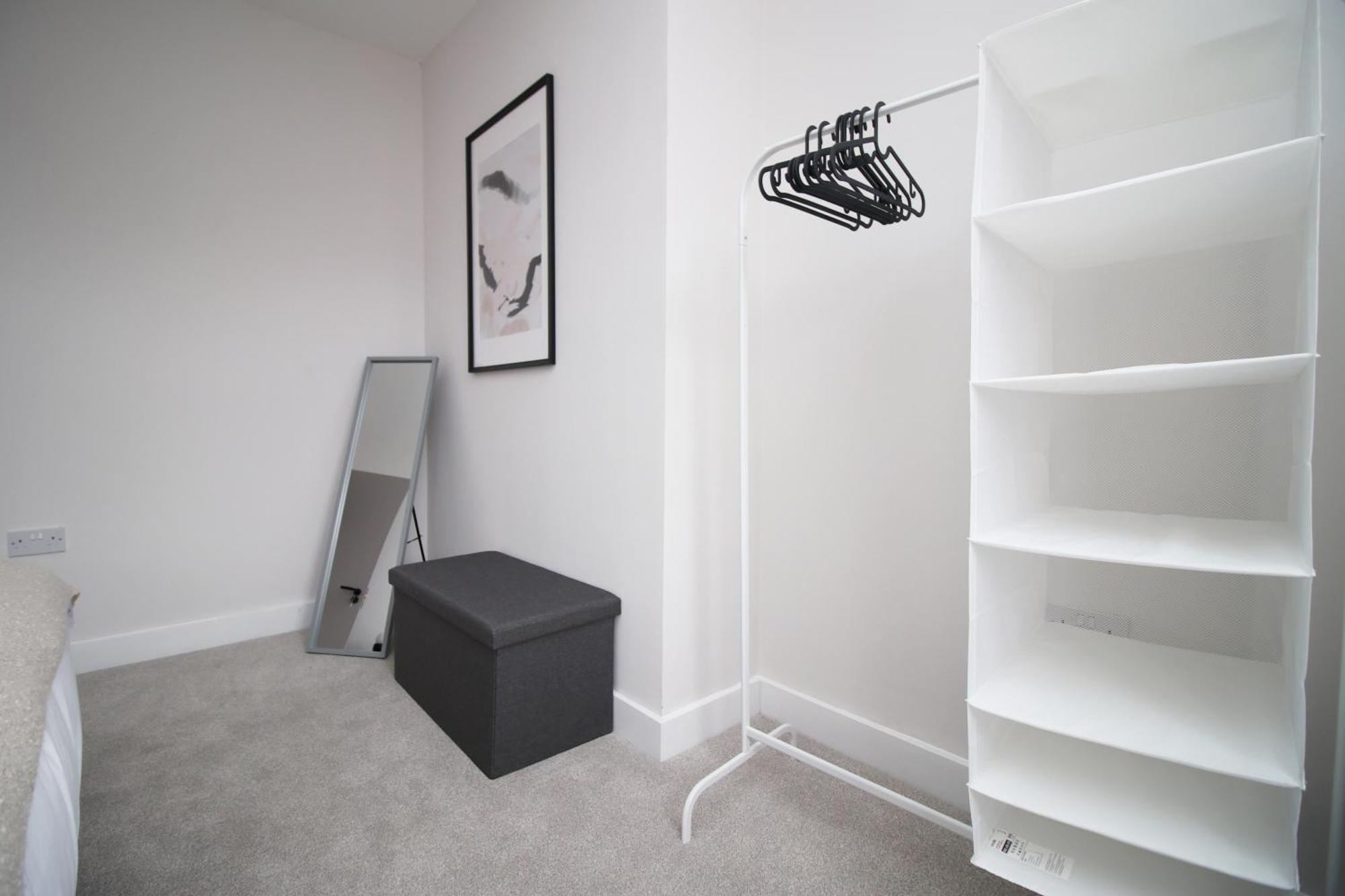 Large 5 Bedroom House - Harlequin Gardens By Ty Sa Guest house Cardiff