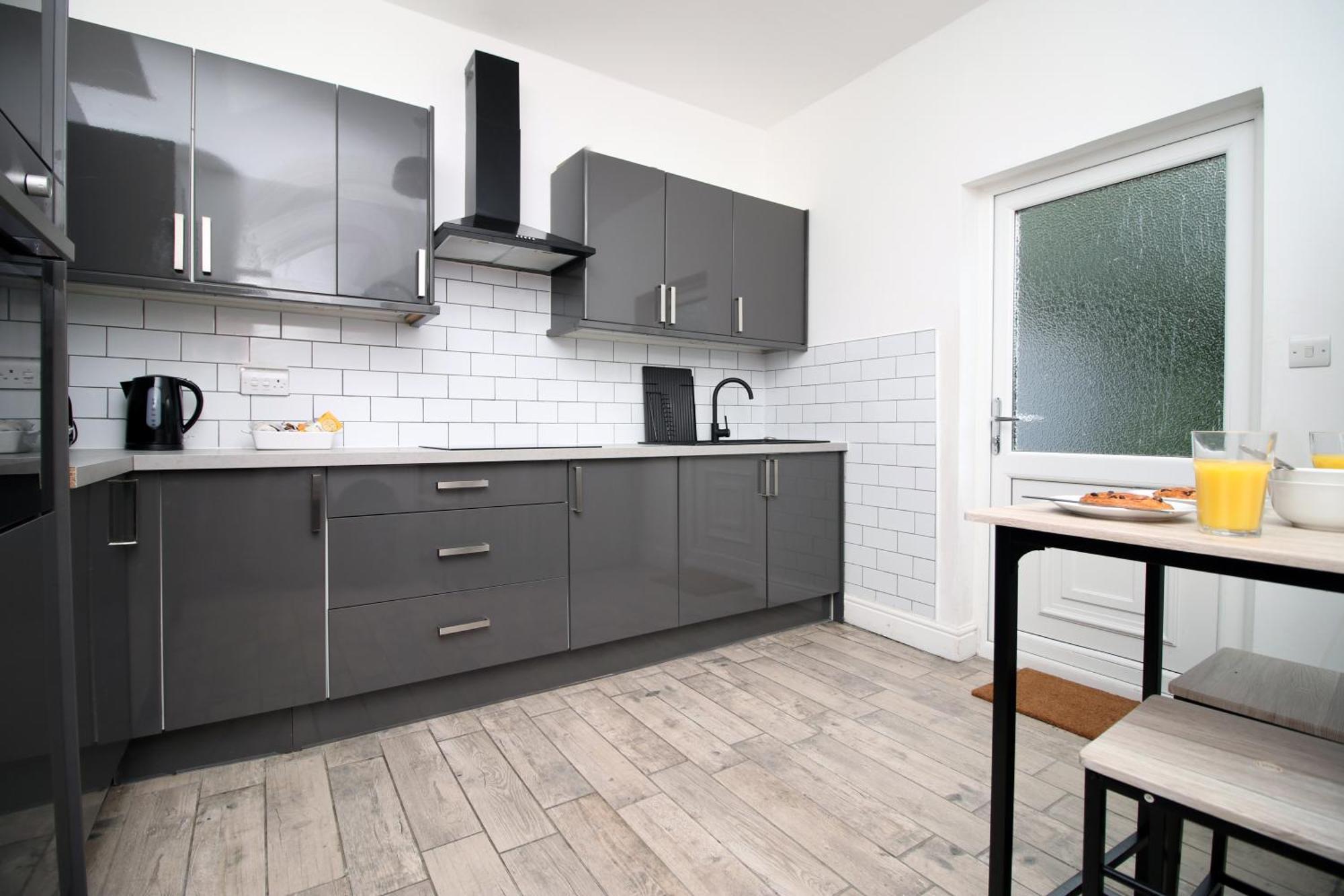 Royal Oak House By Ty Sa - 5 Bedroom House Cardiff