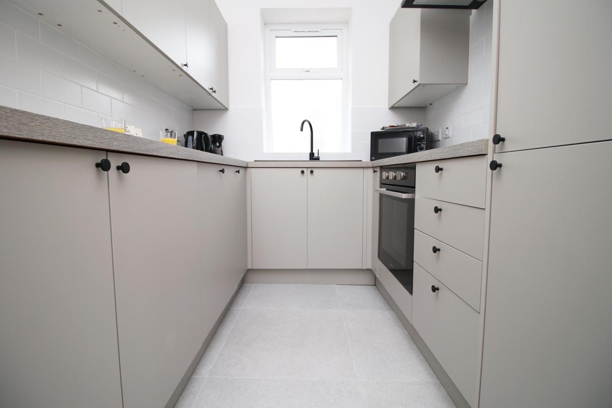 Large 5 Bedroom House - Harlequin Gardens By Ty Sa Guest house Cardiff