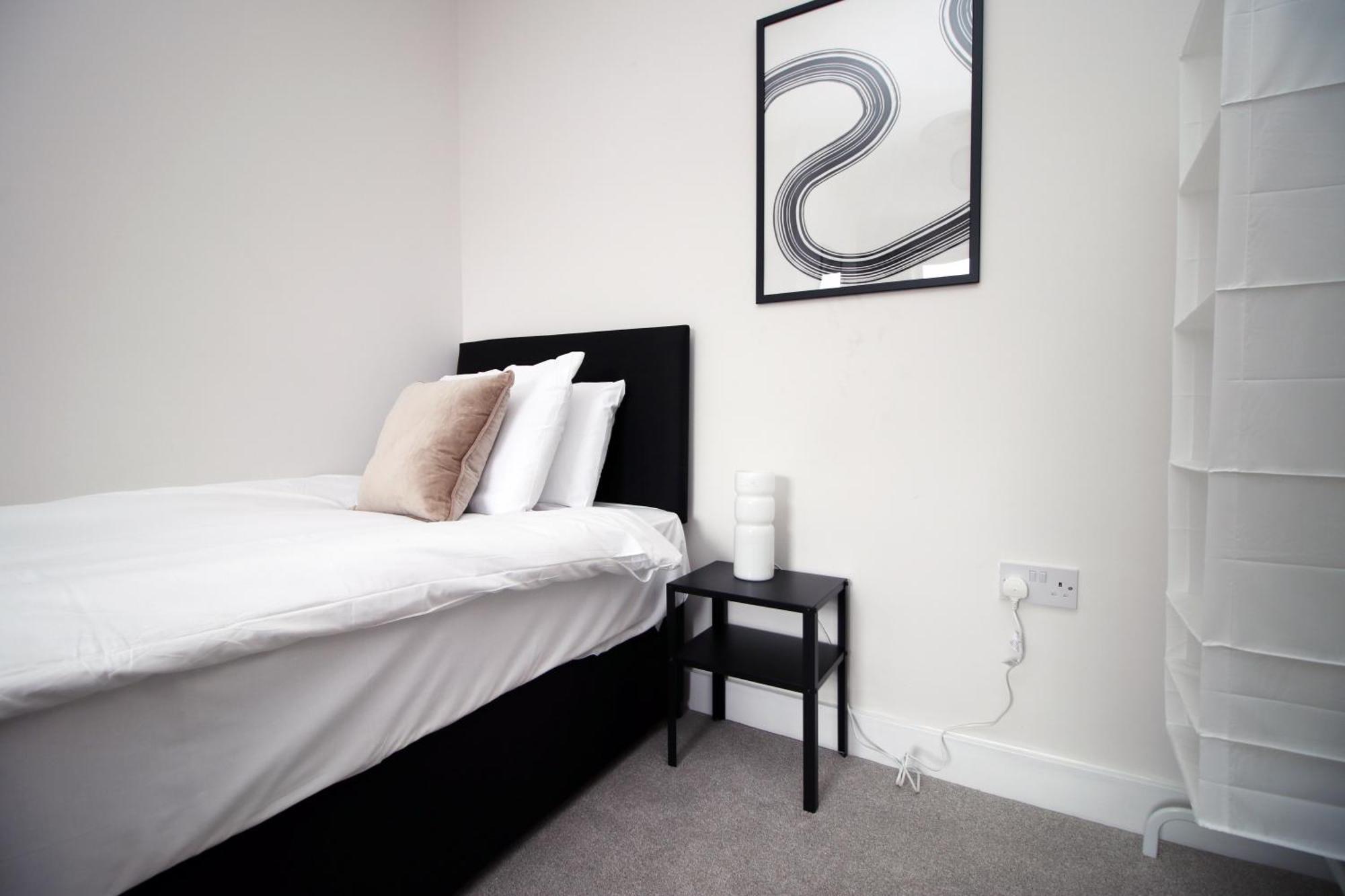 Guest house Large 5 Bedroom House - Harlequin Gardens By Ty Sa Cardiff